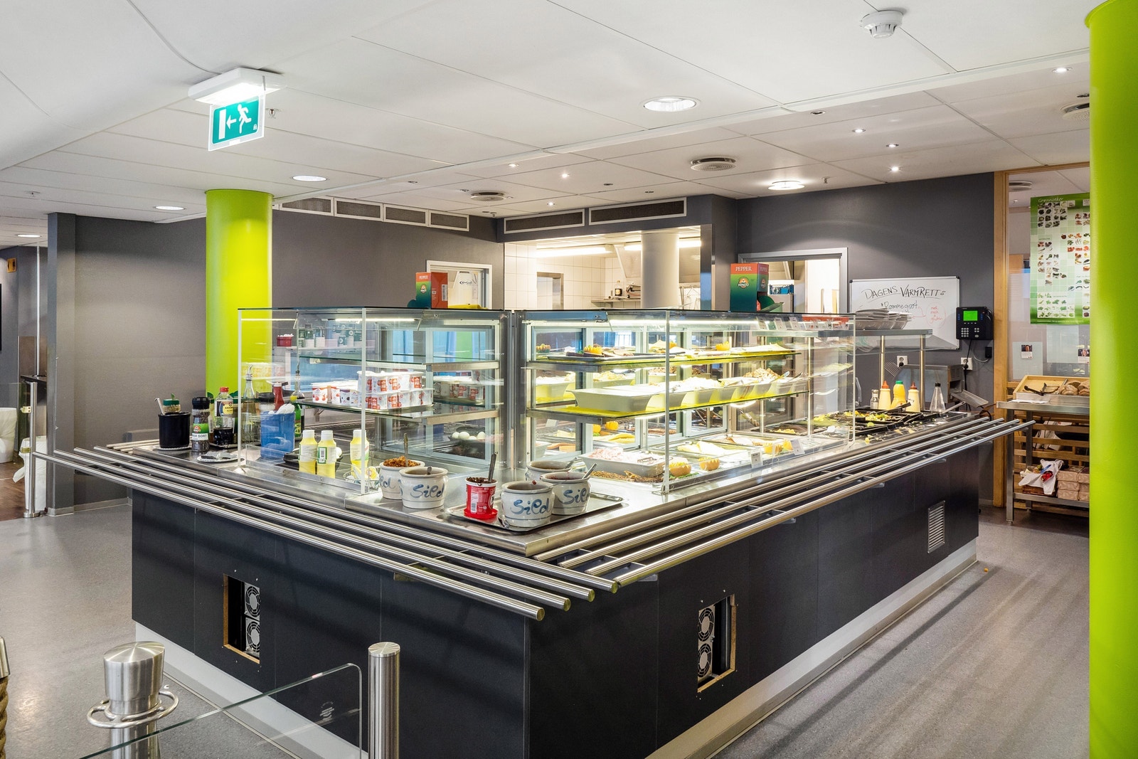 Kantine med varmmat og salatbar Galleribilde