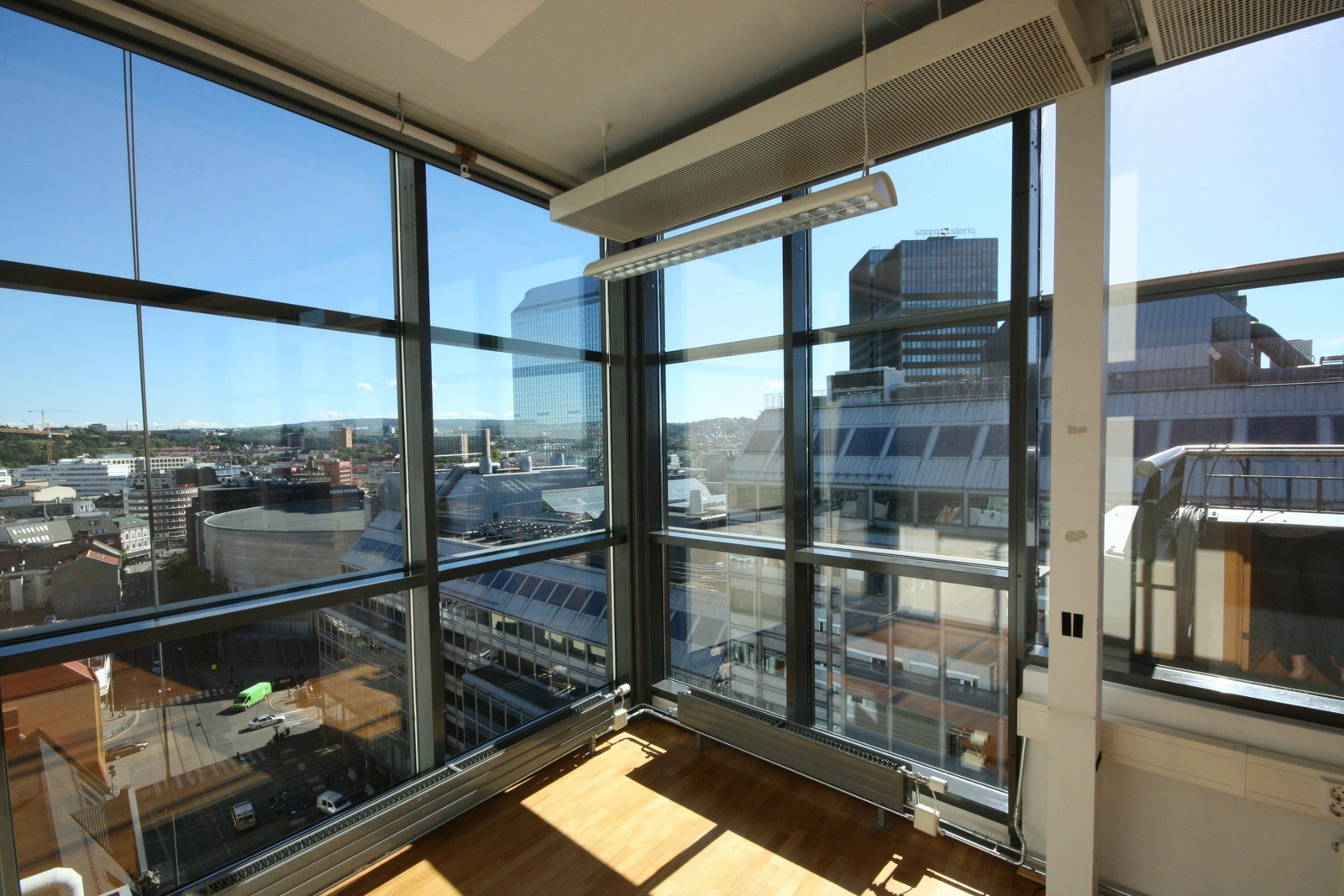 Hjørnekontor med utsikt Galleribilde