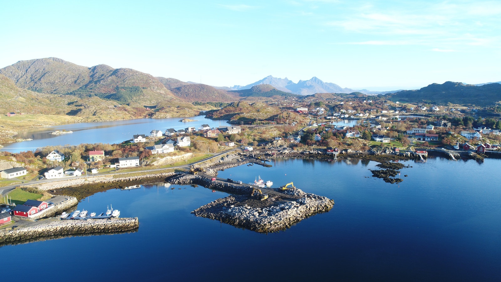 Grunnarbeider er godt i gang - På holmen vil det bli leilighetsbygg og hotell i framtiden Galleribilde