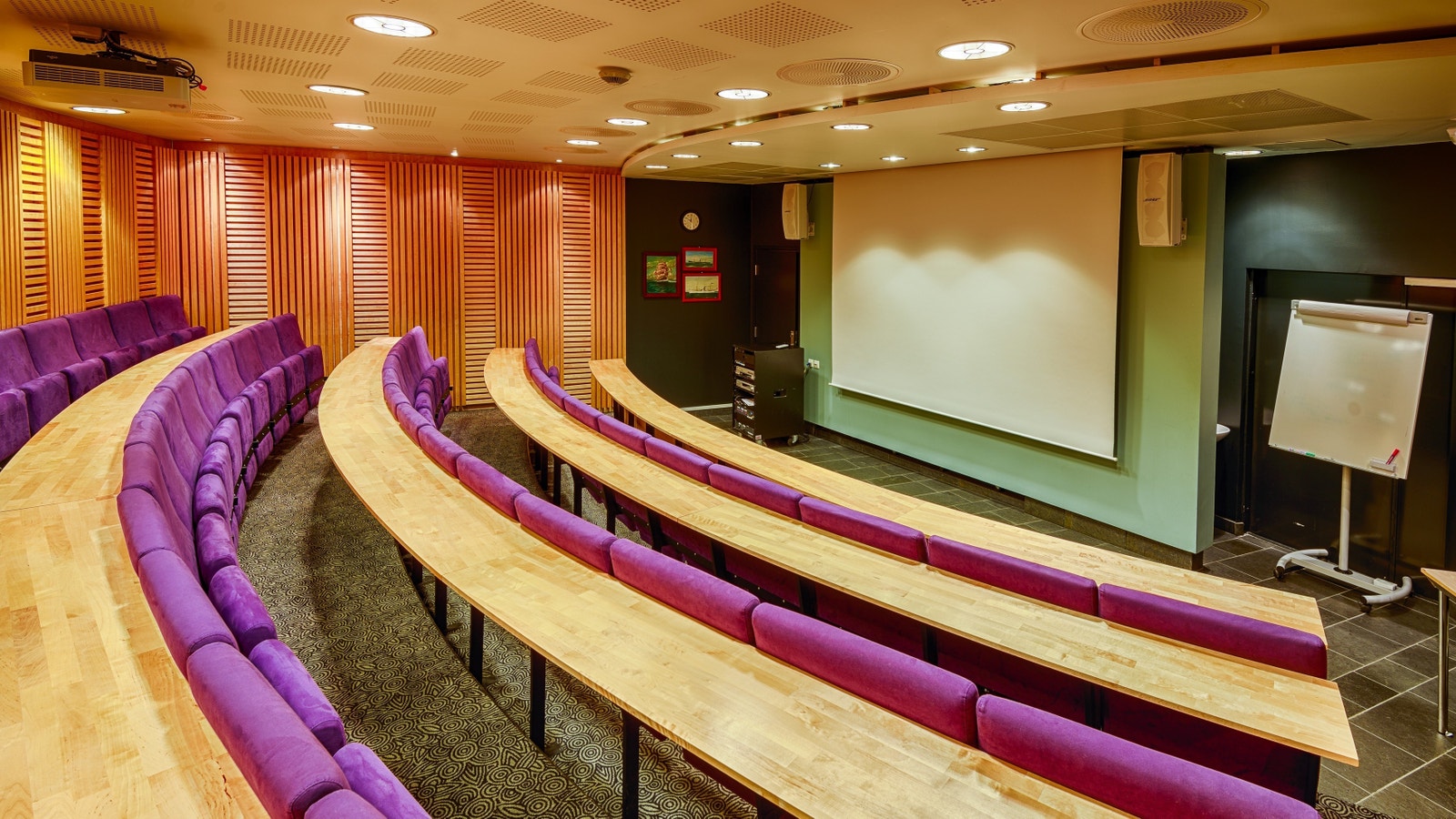 Arrangere møte/seminar? Våre leietakere får tilgang til møterom og auditorium, som enkelt bookes via egen app. Galleribilde