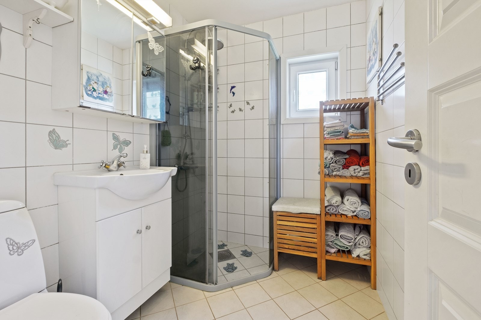 Helfliset bad fra 2010. Innredet med speilskap, servant, toalett og dusjhjørne. Galleribilde