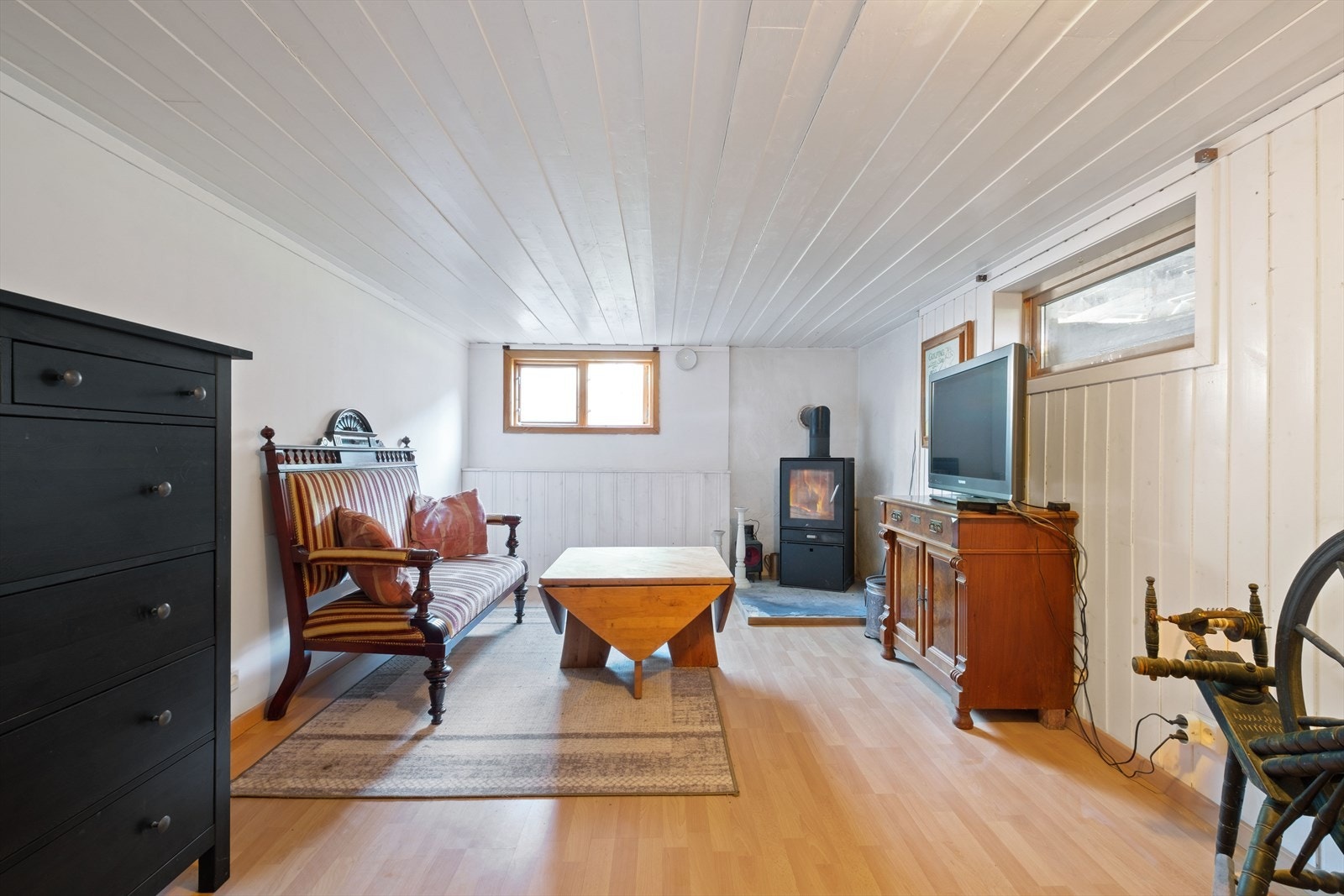 Kjellerstue med peisovn. Galleribilde