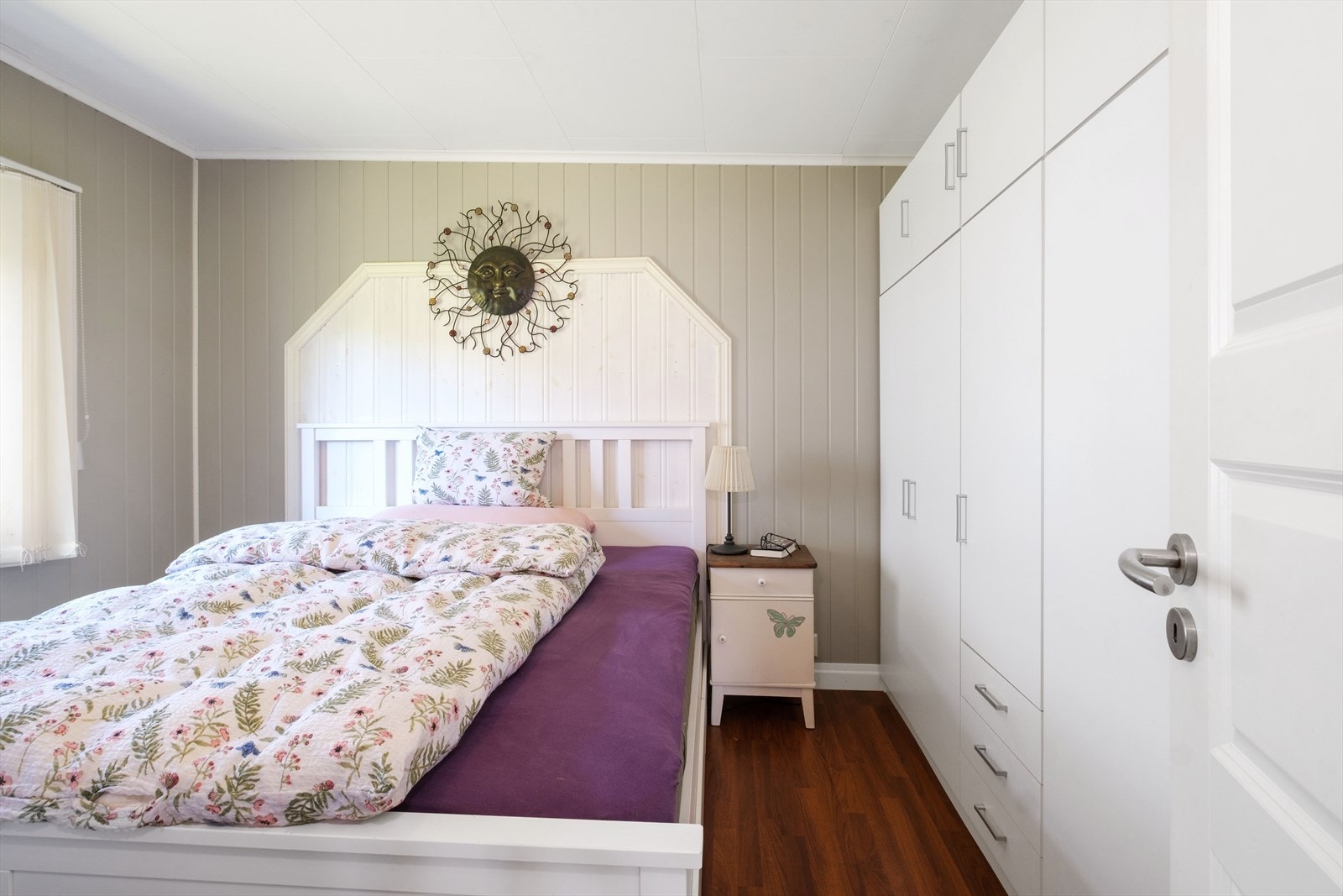 Hovedsoverom med god oppbevaringsplass i garderobe Galleribilde