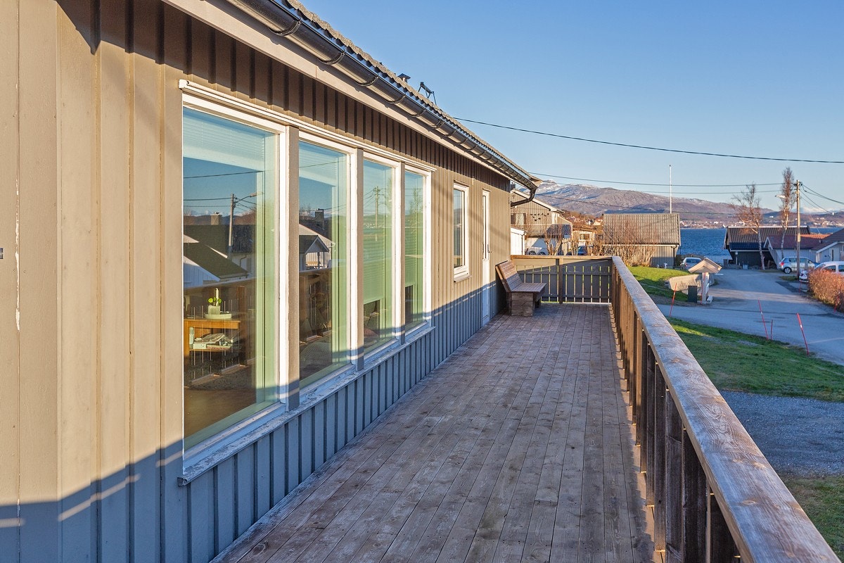 Det er adkomst til verandaen fra stuen og ett av soverommene. Galleribilde
