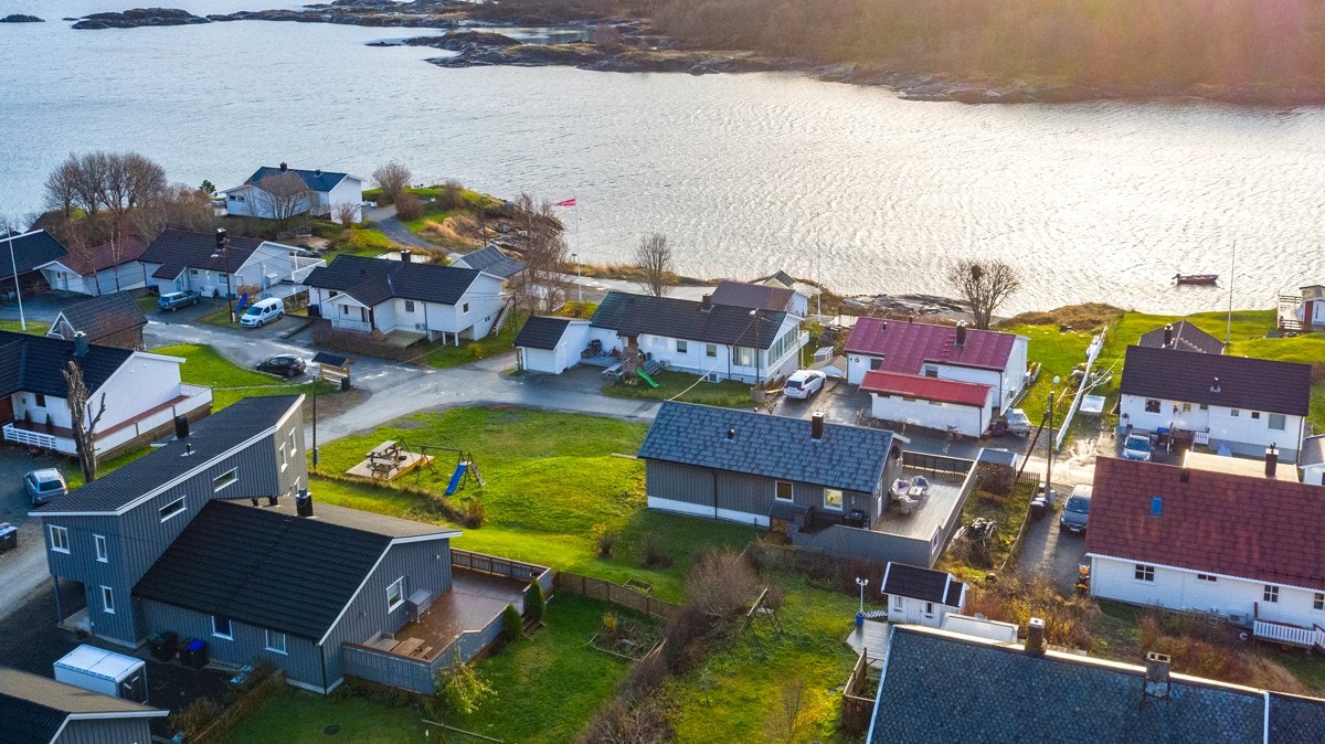 Eiendommen ligger sørvendt og har utsikt til havet fra stuen og verandaen. Galleribilde