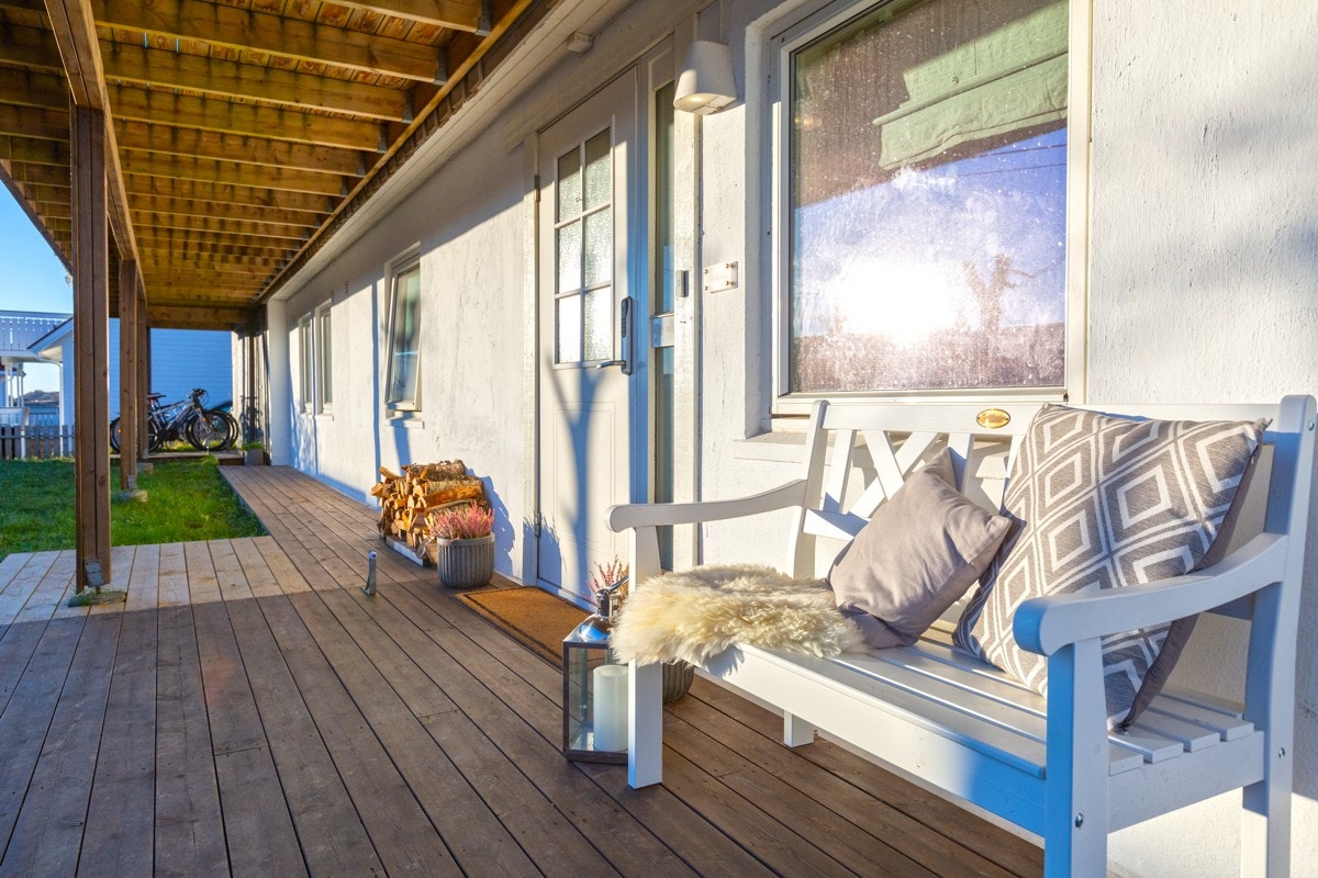 Boligen har et pent inngangsparti med velkomstterrasse, overbygd av verandaen i etasjen over. Galleribilde