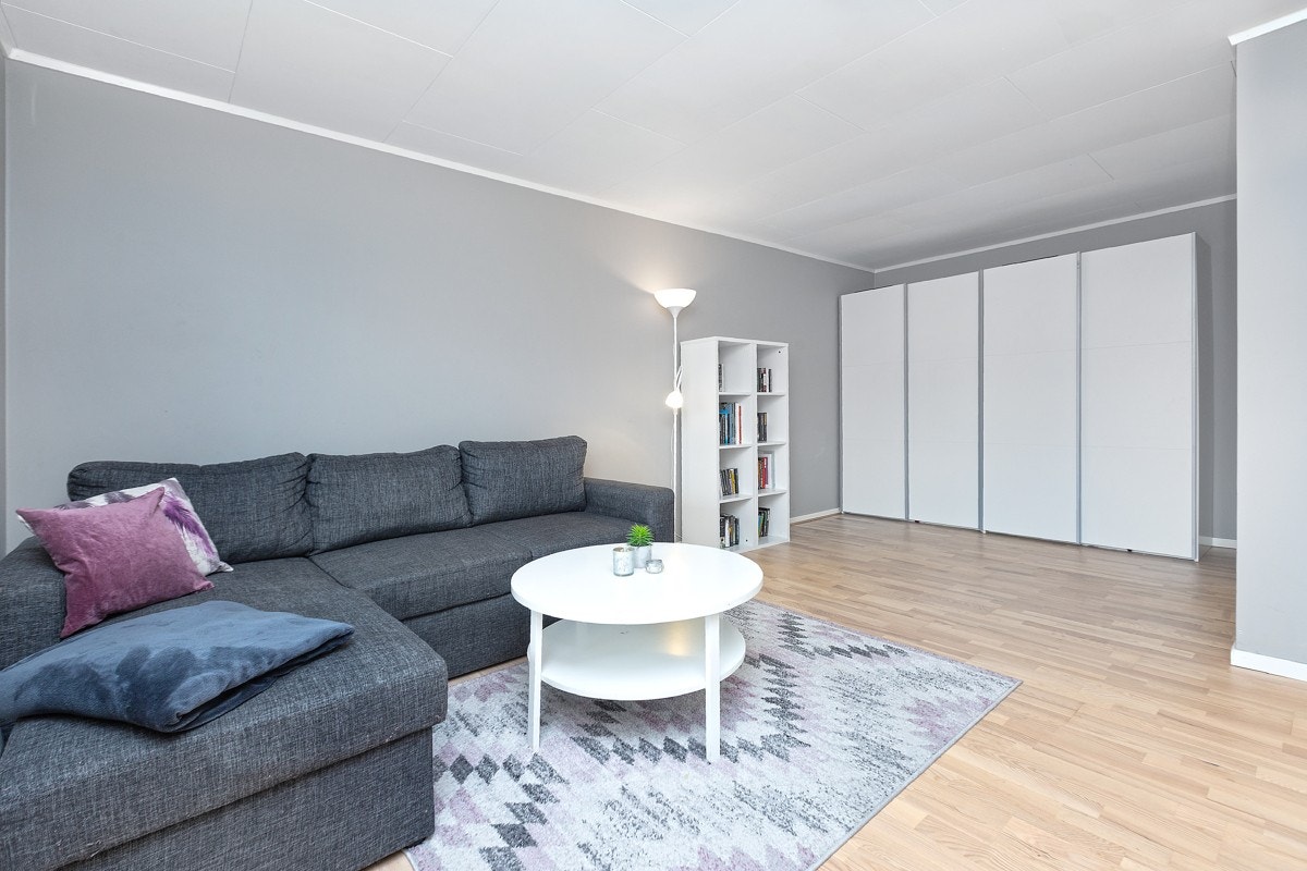 Tv-stuen har skyvedørsgarderobe og generelt bra med plass. Galleribilde
