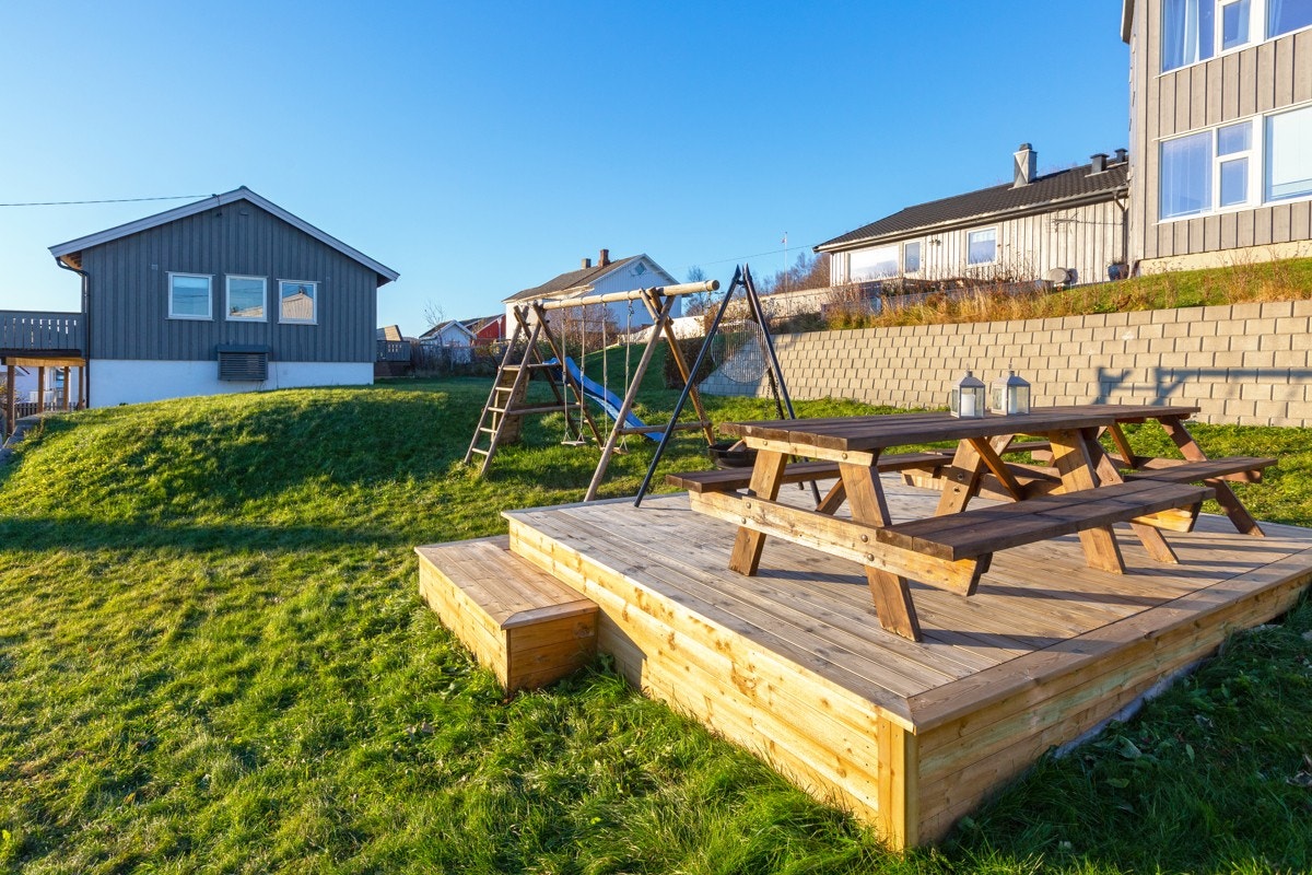 Hagen har stort plenareal, lekestativ og en koselig markterrasse. Galleribilde