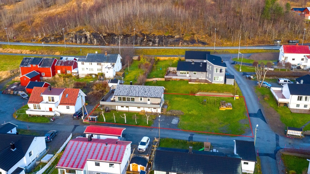 Stor tilhørende tomt til eiendommen! Galleribilde