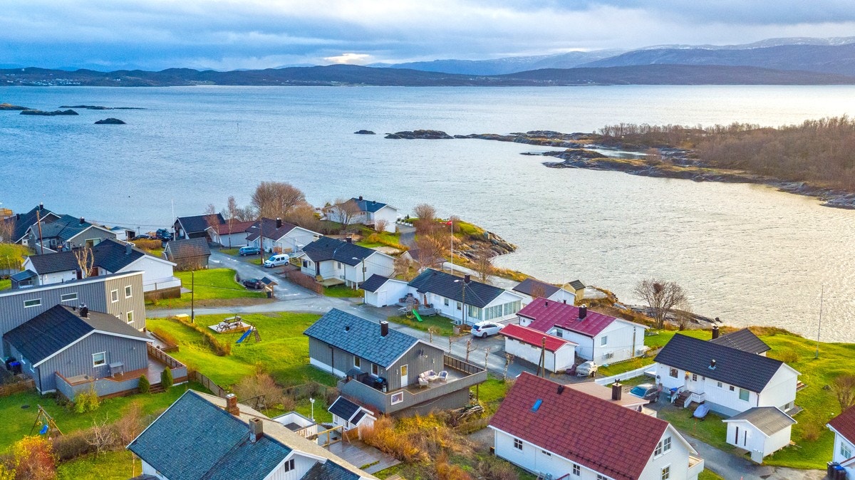 Boligen har en barnevennlig, landlig beliggenhet like ved havet. Det er likevel kort vei til servicetilbud. Galleribilde