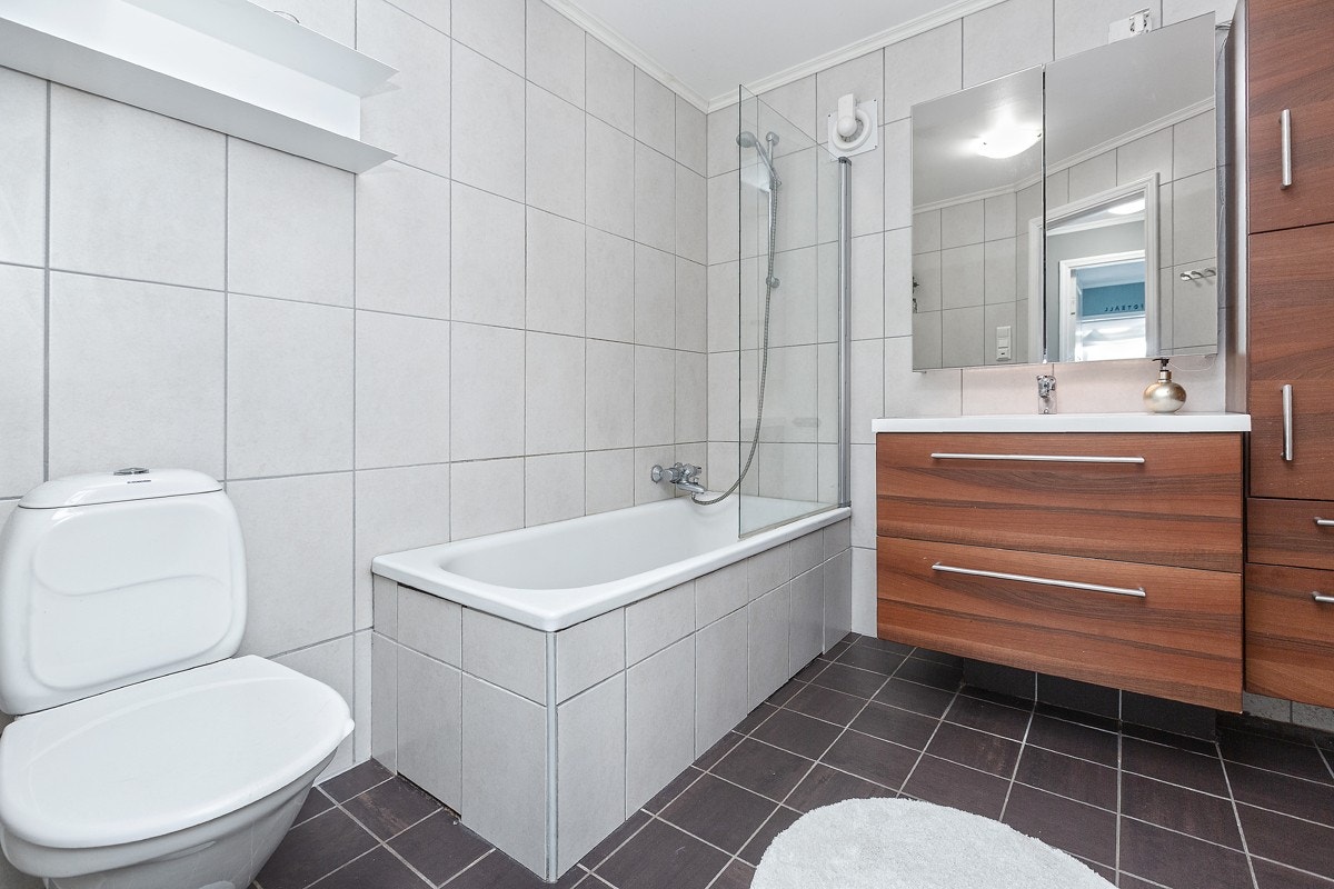 Badet ble renovert i 2009 og har fliser, gulvvarme og mekanisk avtrekk. Galleribilde