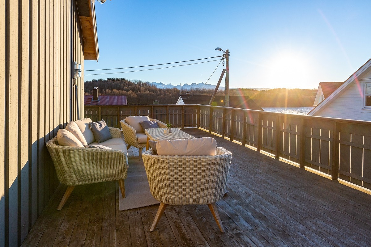 Verandaen er ca. 84 kvm og vender mot syd, vest og nord. Den ble bygd ny i 2012. Galleribilde