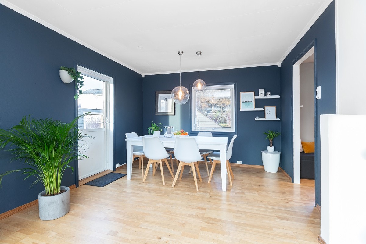 Stuen har stilige farger i grått, hvitt og blått. Galleribilde