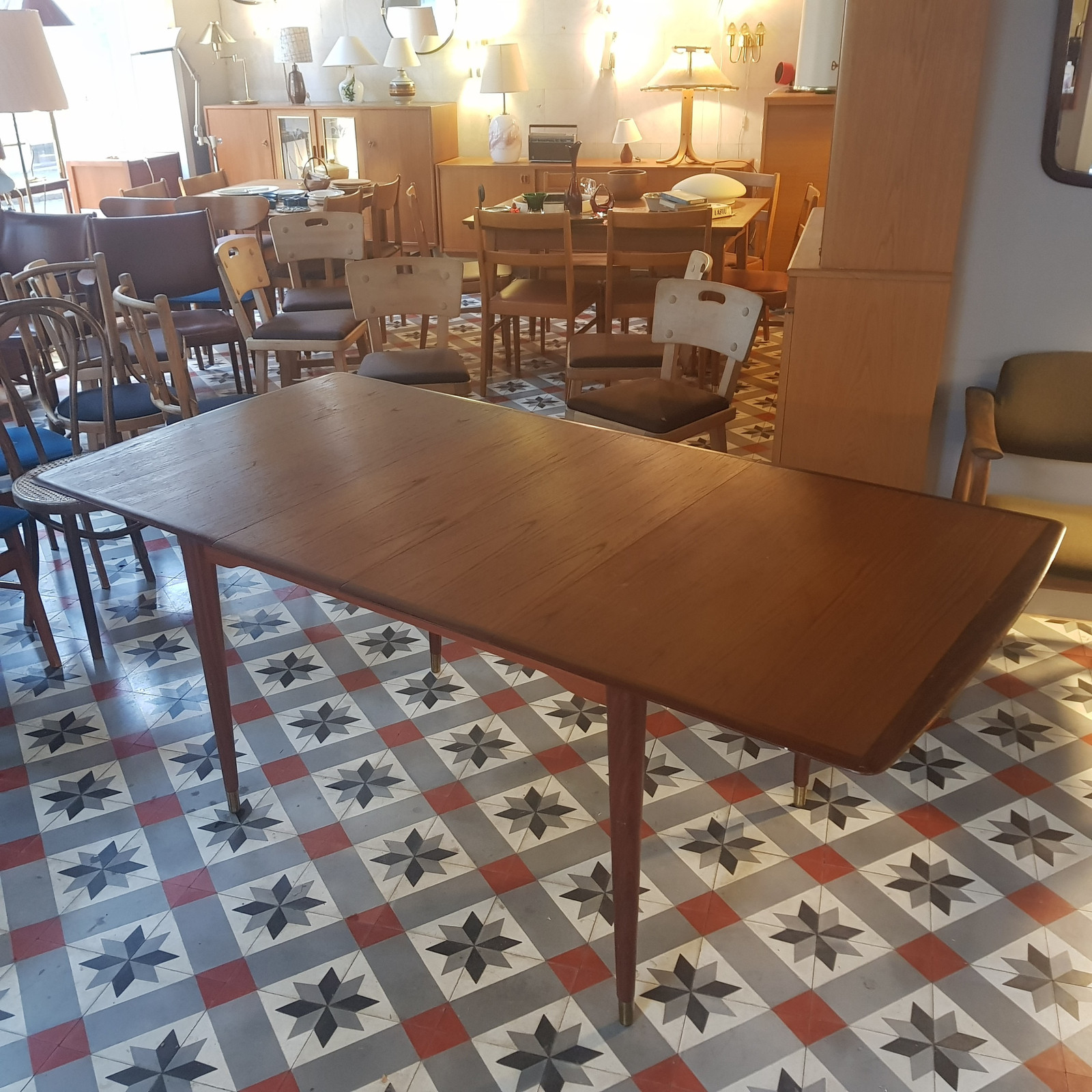 Lekkert spisebord fra Rastad og Relling med ileggsplater i 3000kr rundt spisebord i teak med trompetfot i stål 90diam
