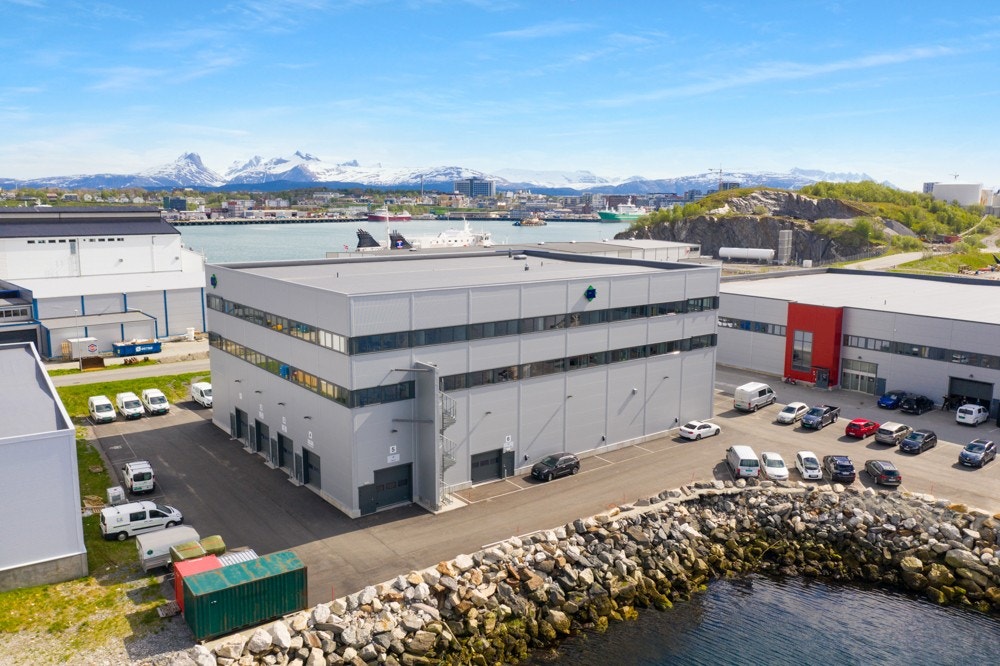 Bygget sett fra vest, med Bodø sentrum i bakgrunnen Galleribilde