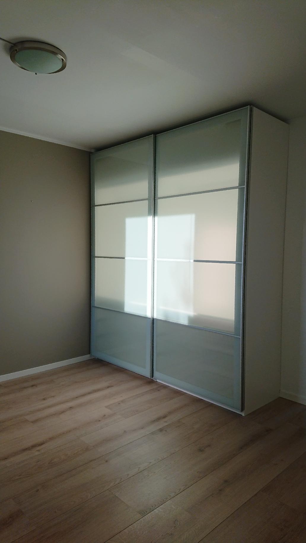 Soverom med garderobeskap Galleribilde