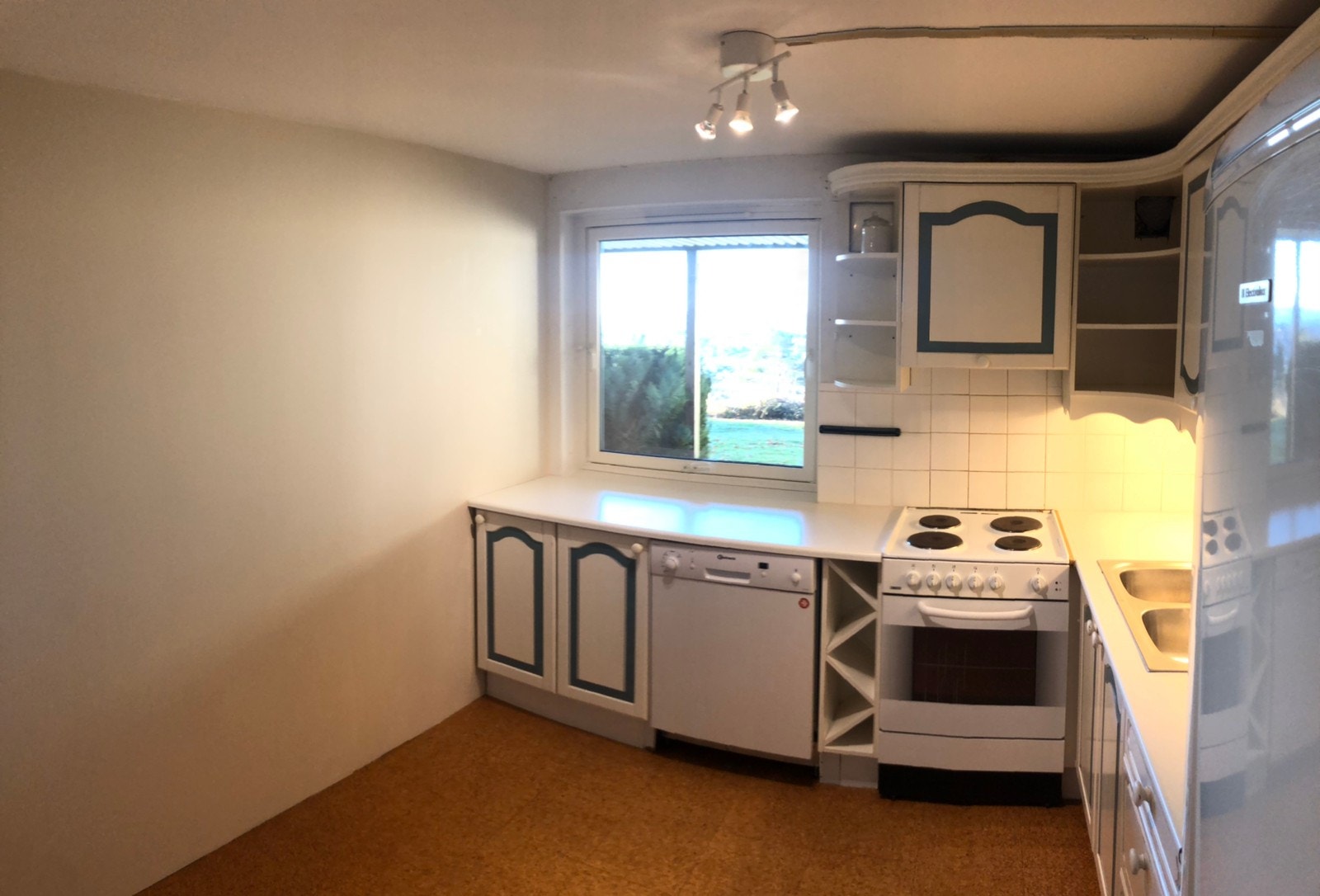 kjøkken (inkl oppvaskmaskin, kjøl/frys, komfyr, ventilator) med spiseplass Galleribilde