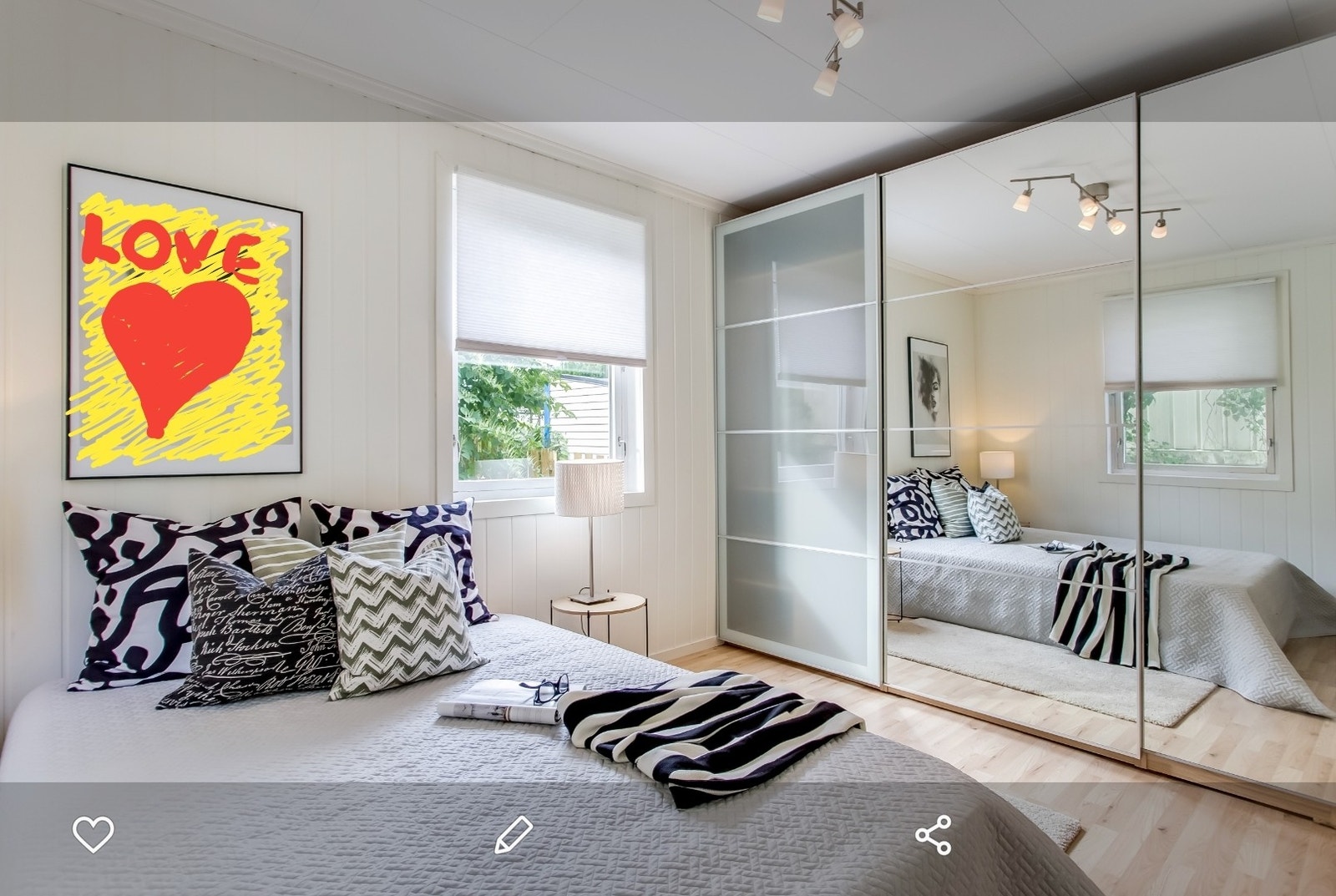 Soverom med stor skyverdørsgarderobe og flott 1-stavs parkett på gulv. ( Proff-foto) Galleribilde