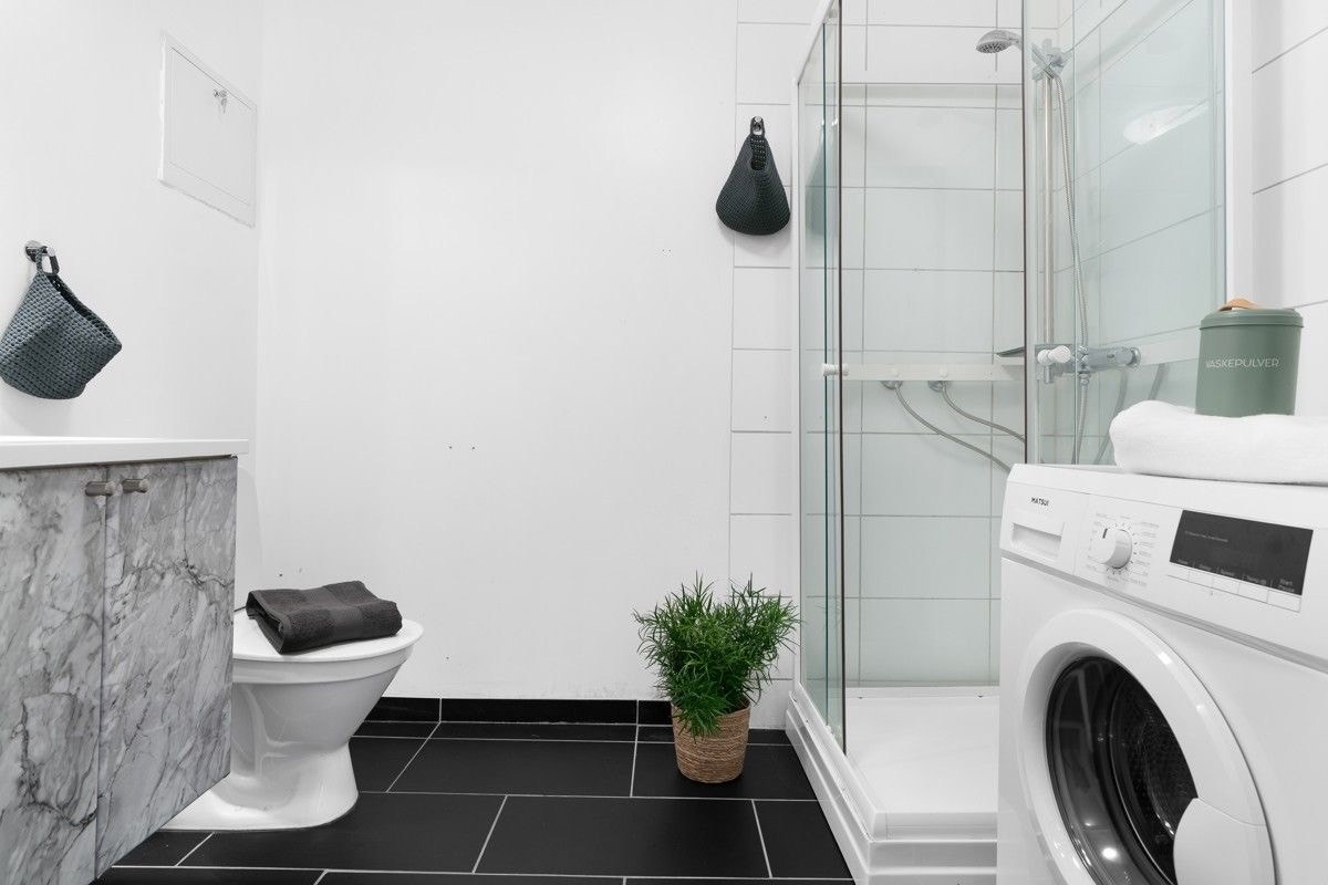 Moderne bad med plass tilrettelagt for vaskemaskin Galleribilde