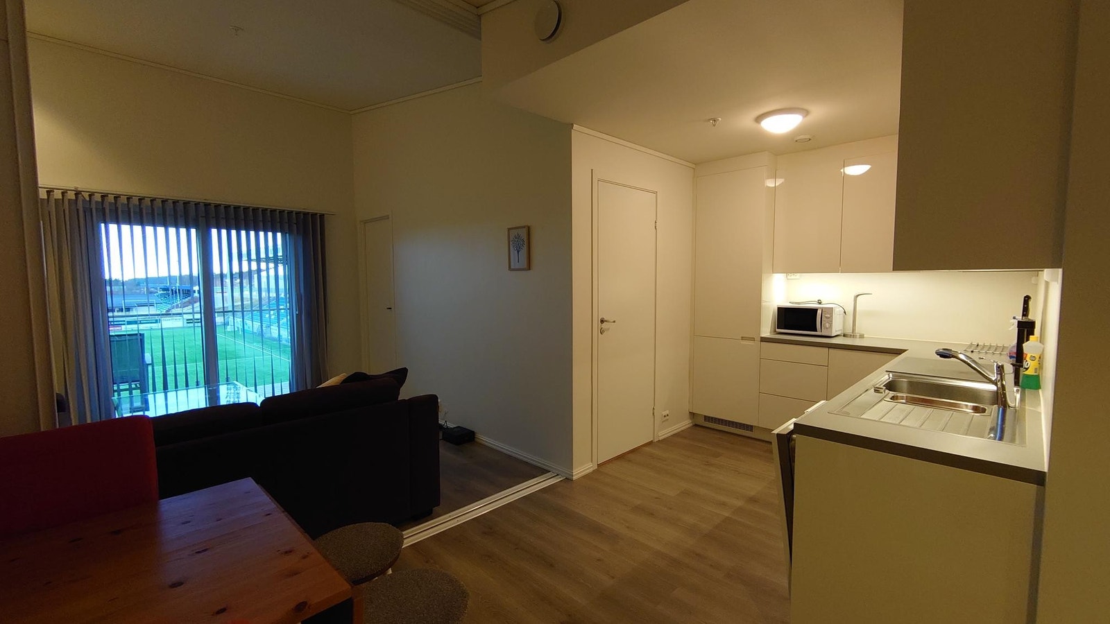 Kjøken, stove og inngang soverom Galleribilde