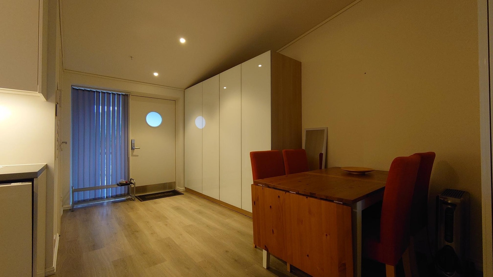 Store skap i entré Galleribilde