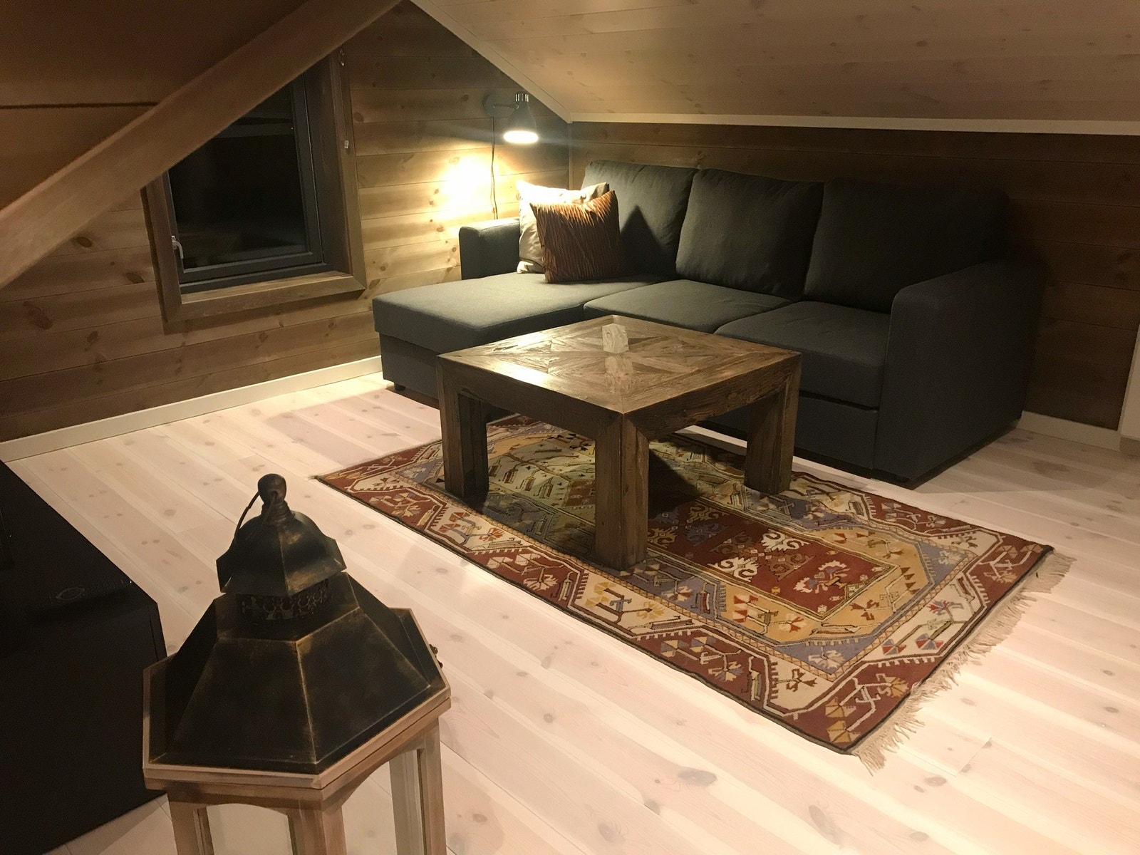 Loftsstue på hemsen med sovesofa. Utslått gir den god plass til to personer. Galleribilde