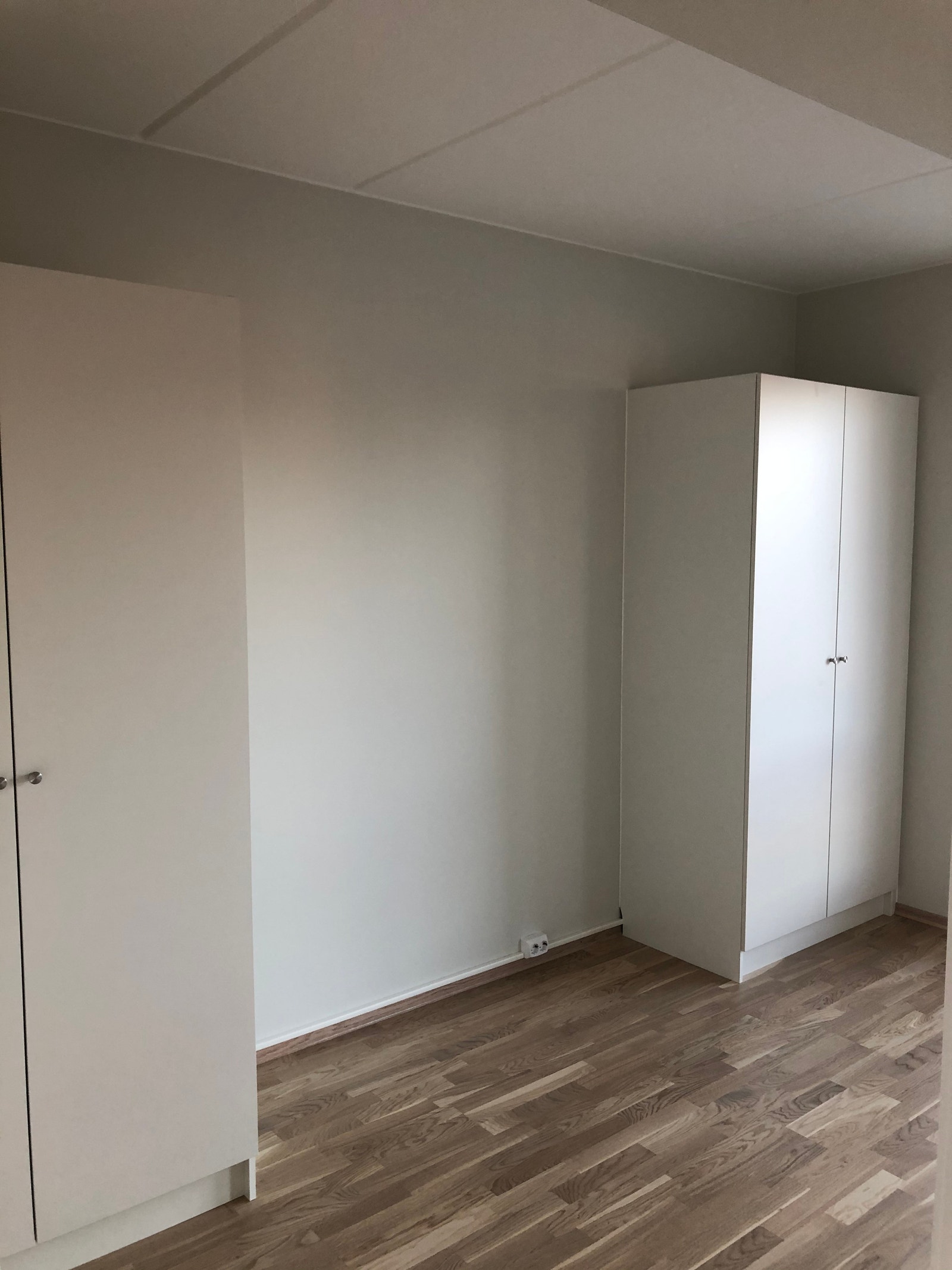 Soverom med garderobeskap Galleribilde