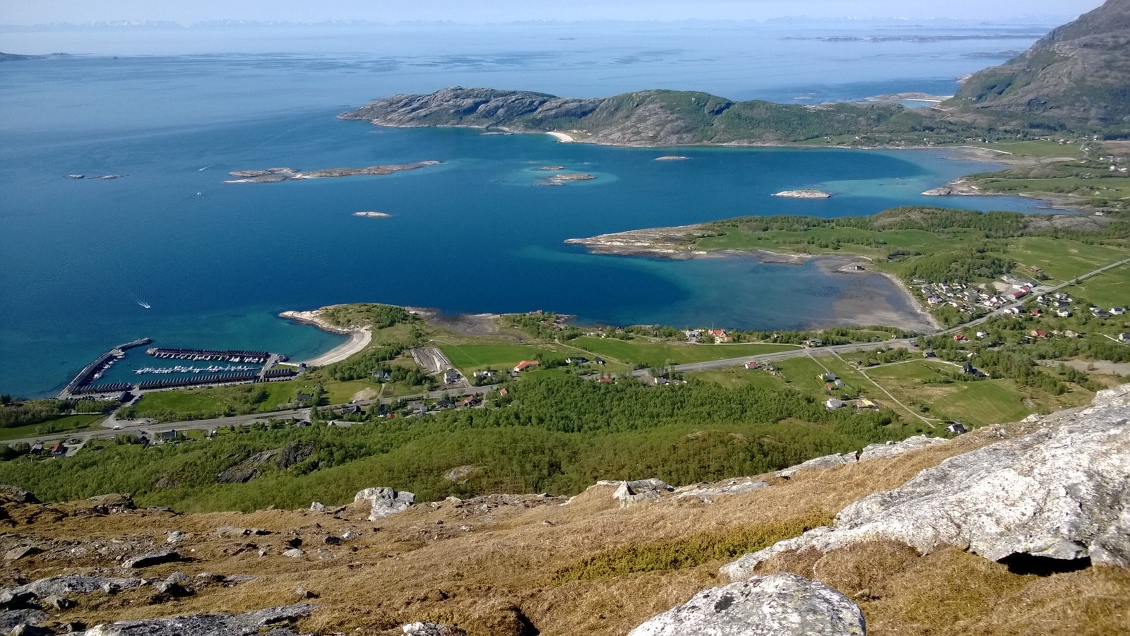 Kløkstad med Auvika og Mjelle i bakgrunnen Galleribilde