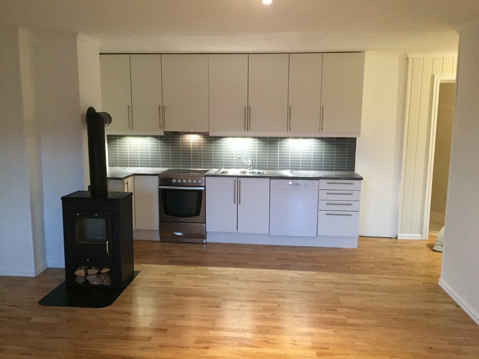 Kjøkkenløsning m hvitevarer Galleribilde