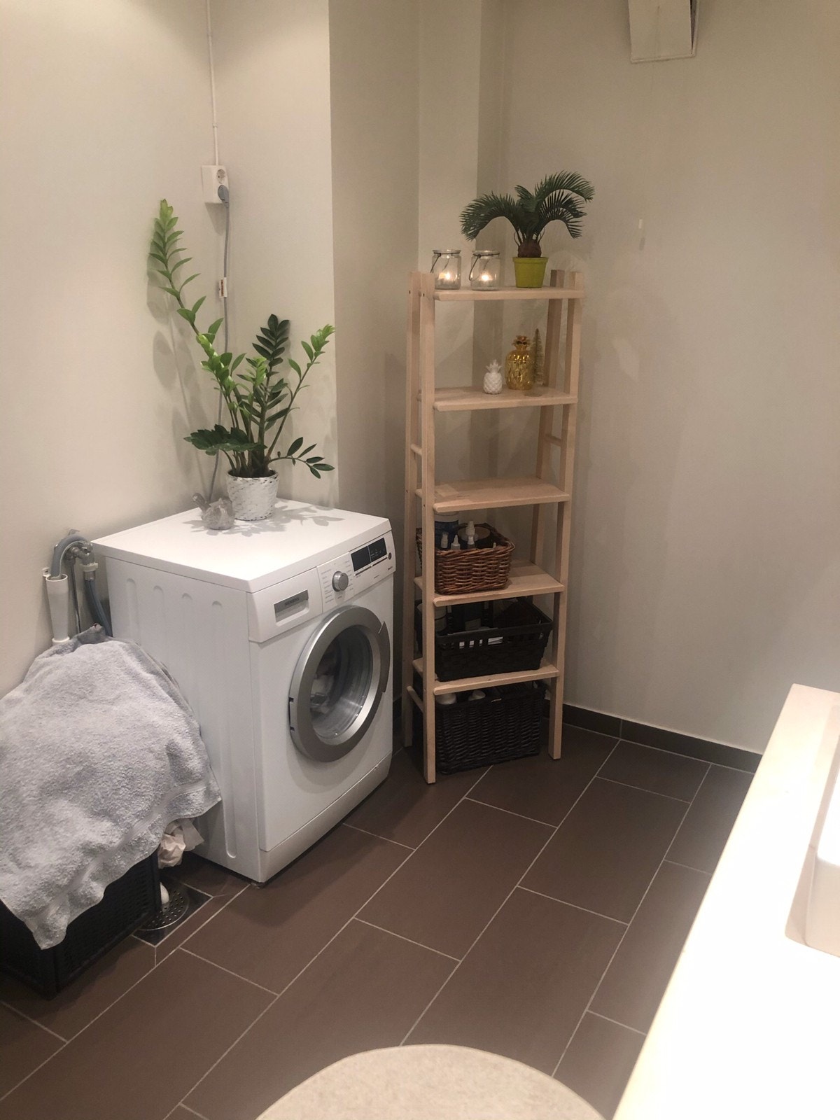 Stort bad med vaskemaskin. Galleribilde