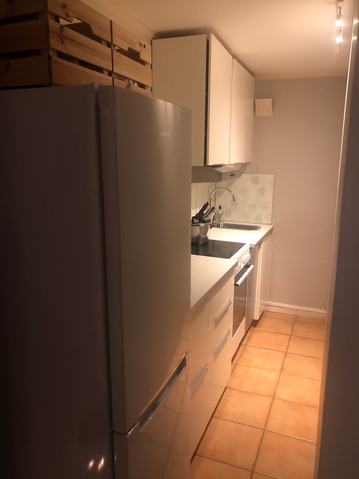 Kjøkken med kjøleskap, komfyr og oppvaskmaskin. Galleribilde