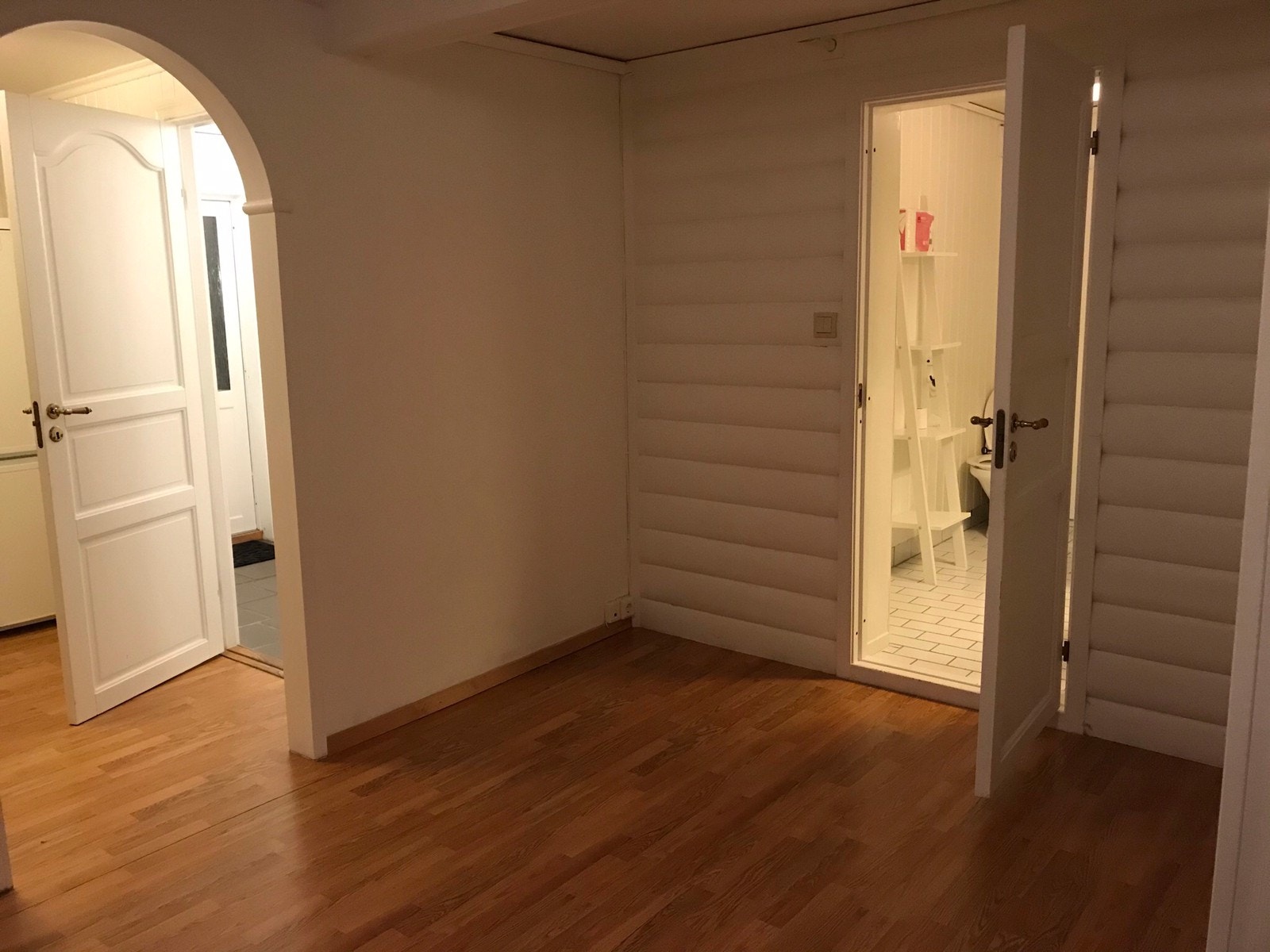 Fra stue mot kjøkken, yttergang og bad Galleribilde