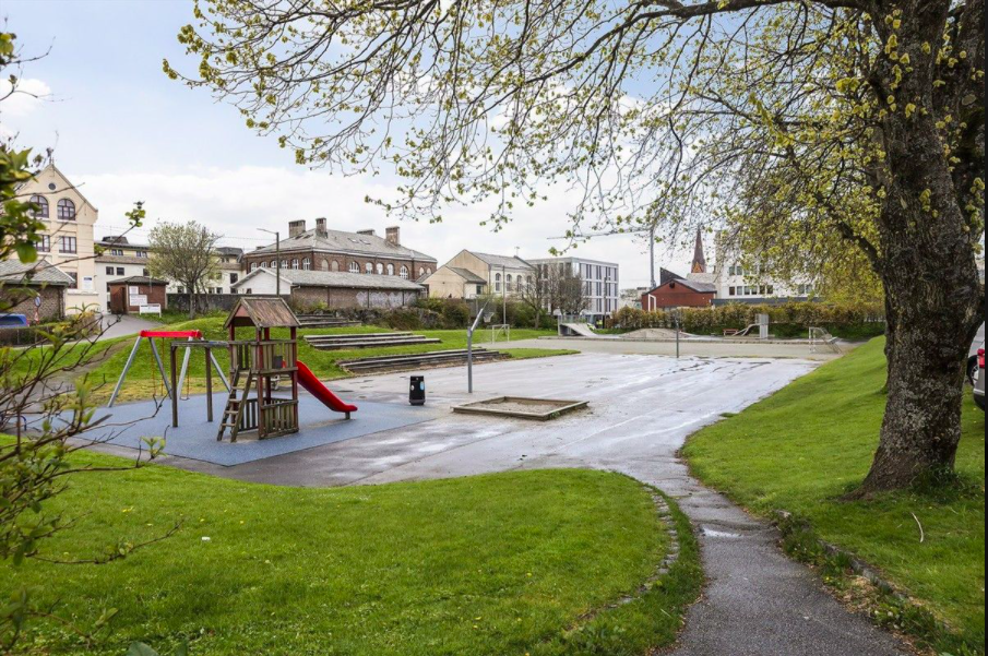 Lekeplass, basketballbane, fotballbane og skatepark like ved. Galleribilde