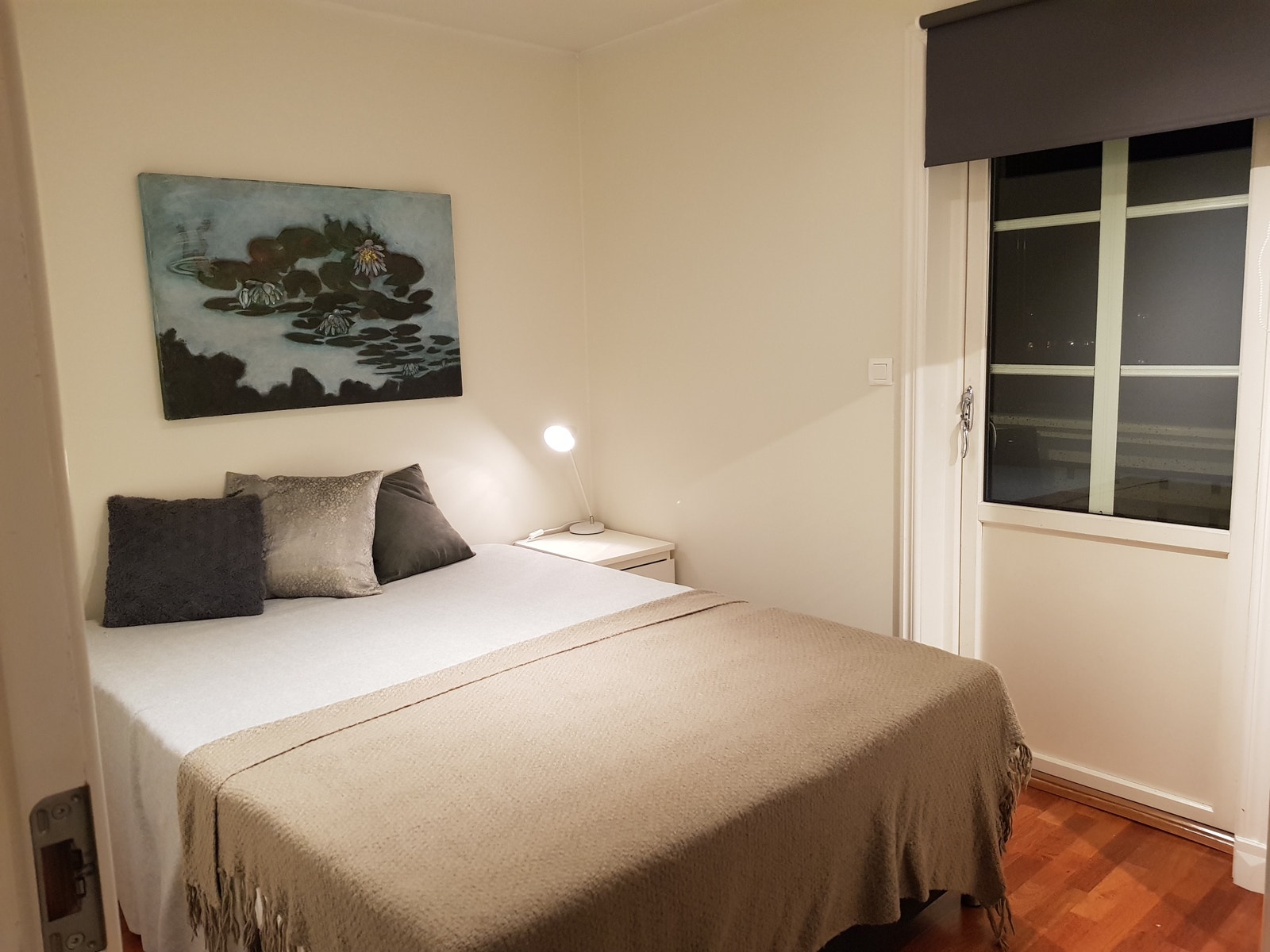 Soverom med garderobeskap. Soverom har utgang til balkong Galleribilde