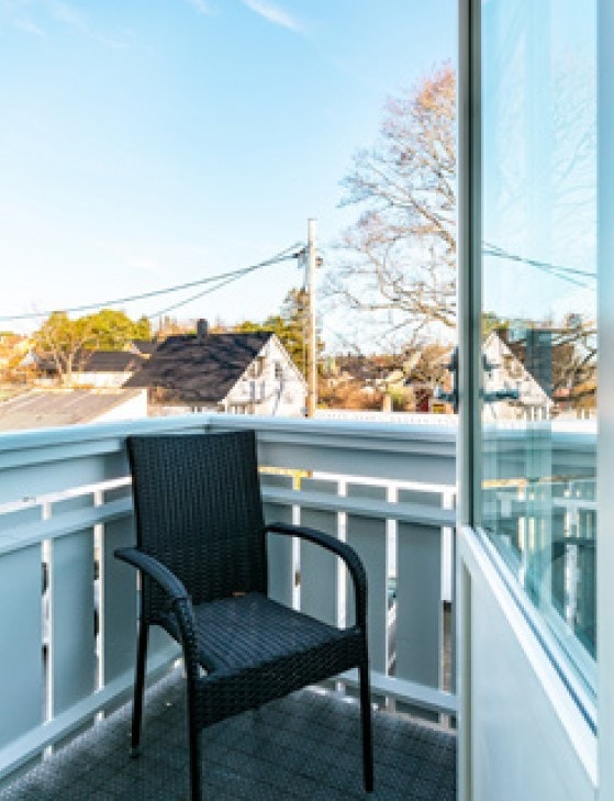 Balkong vendt mot bakgård og grøntareal Galleribilde