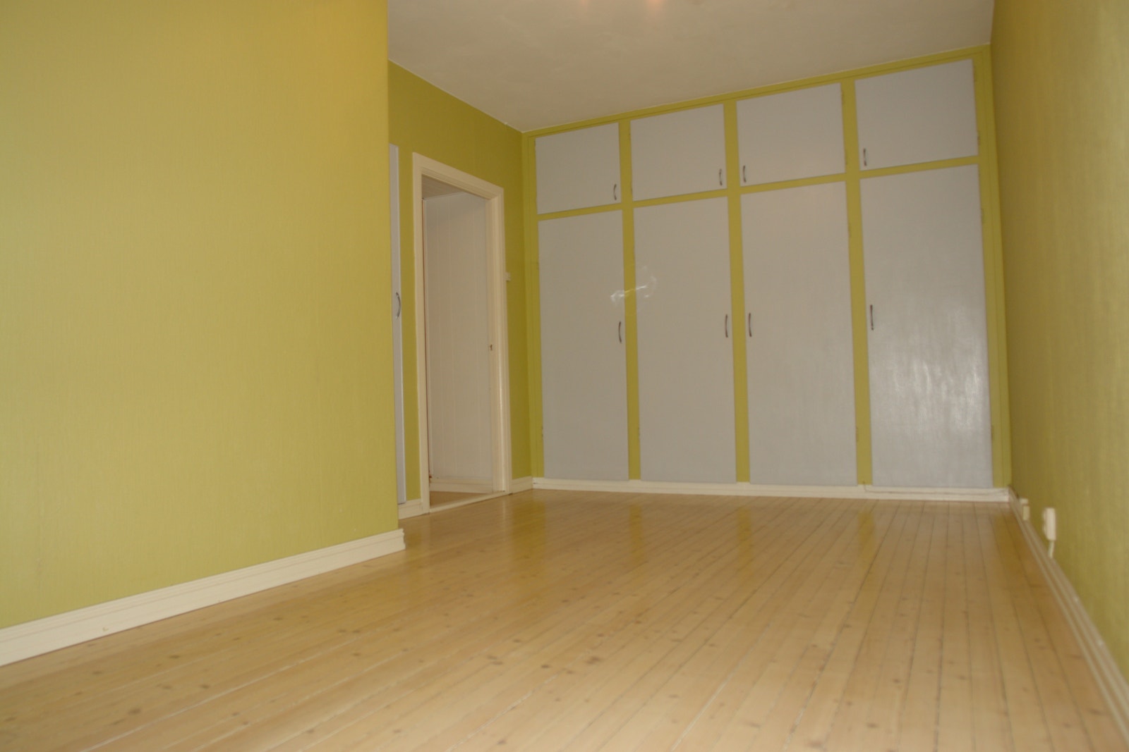 stor soverom med innbygget stor skap Galleribilde