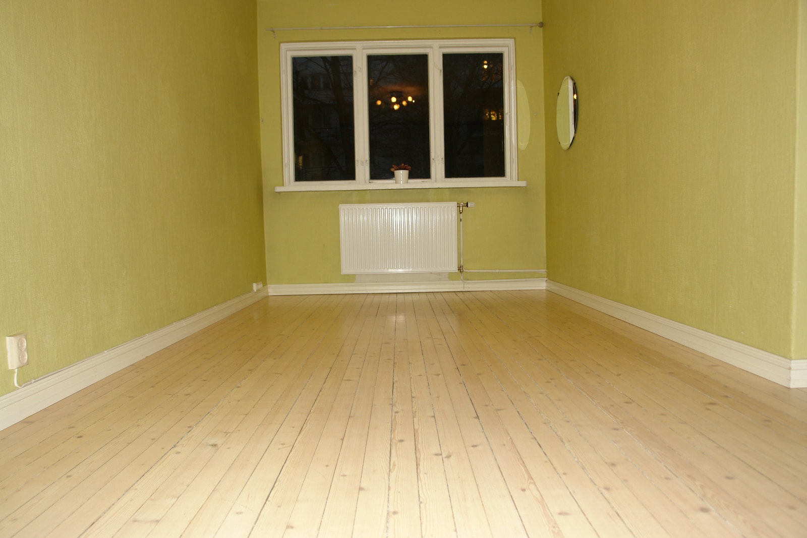 stor soverom med innbygget stor skap Galleribilde