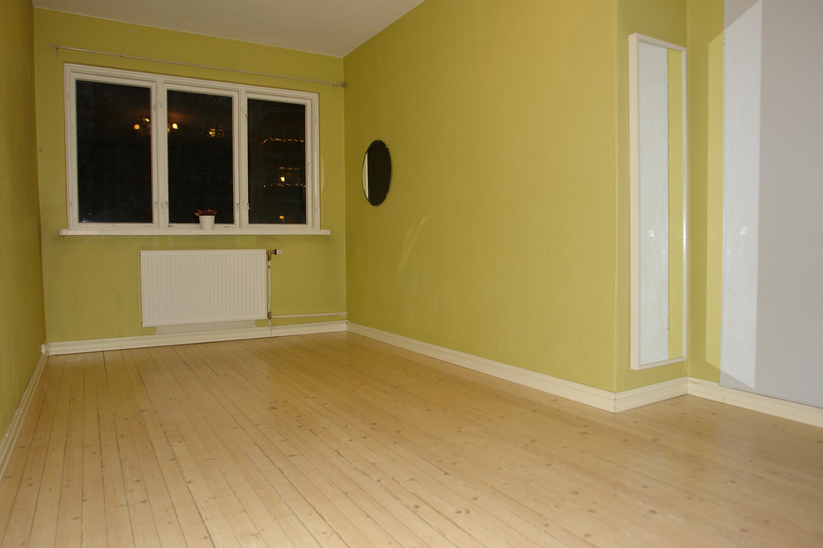 stor soverom med innbygget stor skap Galleribilde