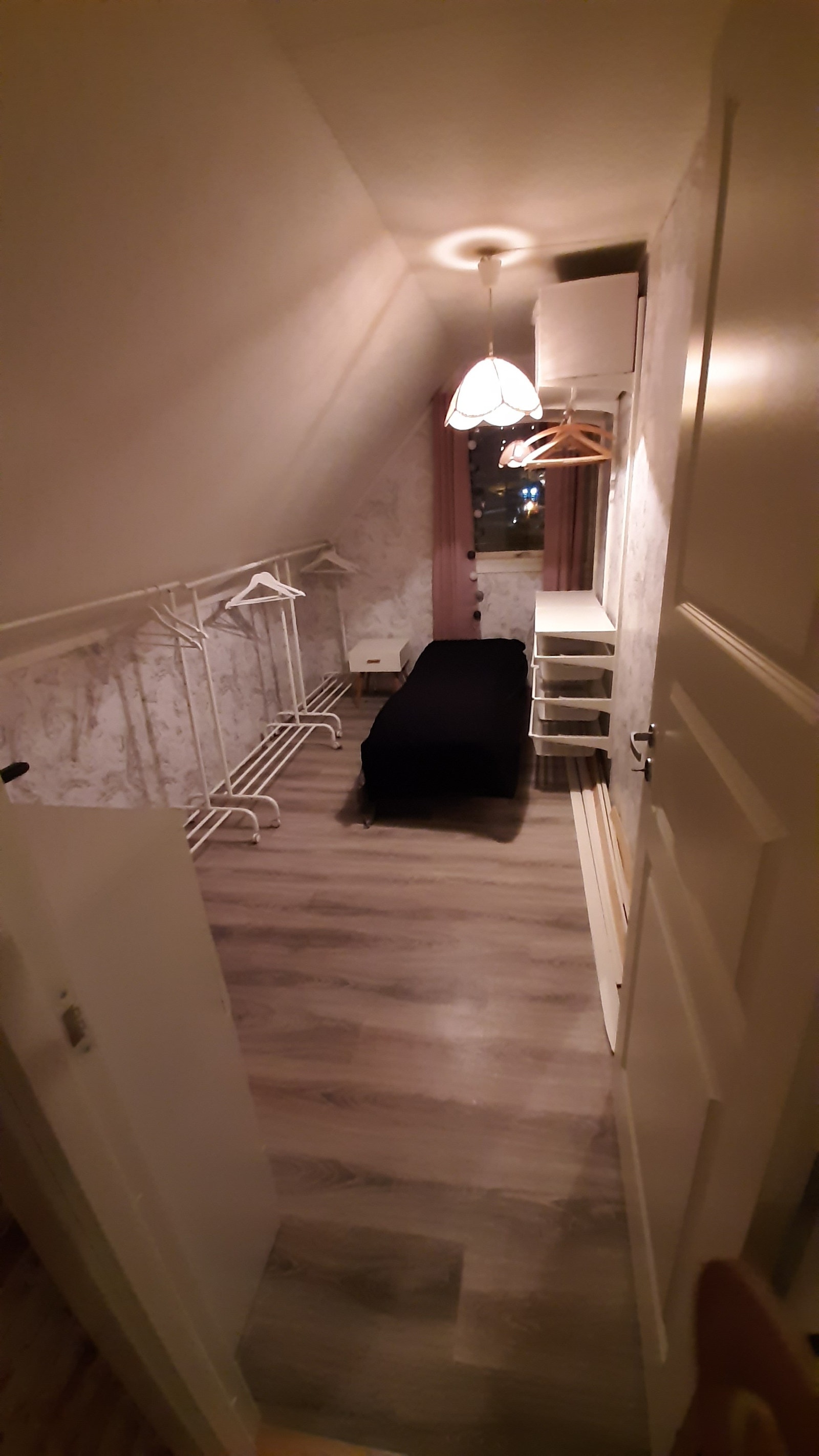 Rom nr 2. 4800,- pr måned. God plass til oppbevaring. Enkelseng følger også med(ikke den på bildet). Ledig omgående. 4800,- pr måned Galleribilde