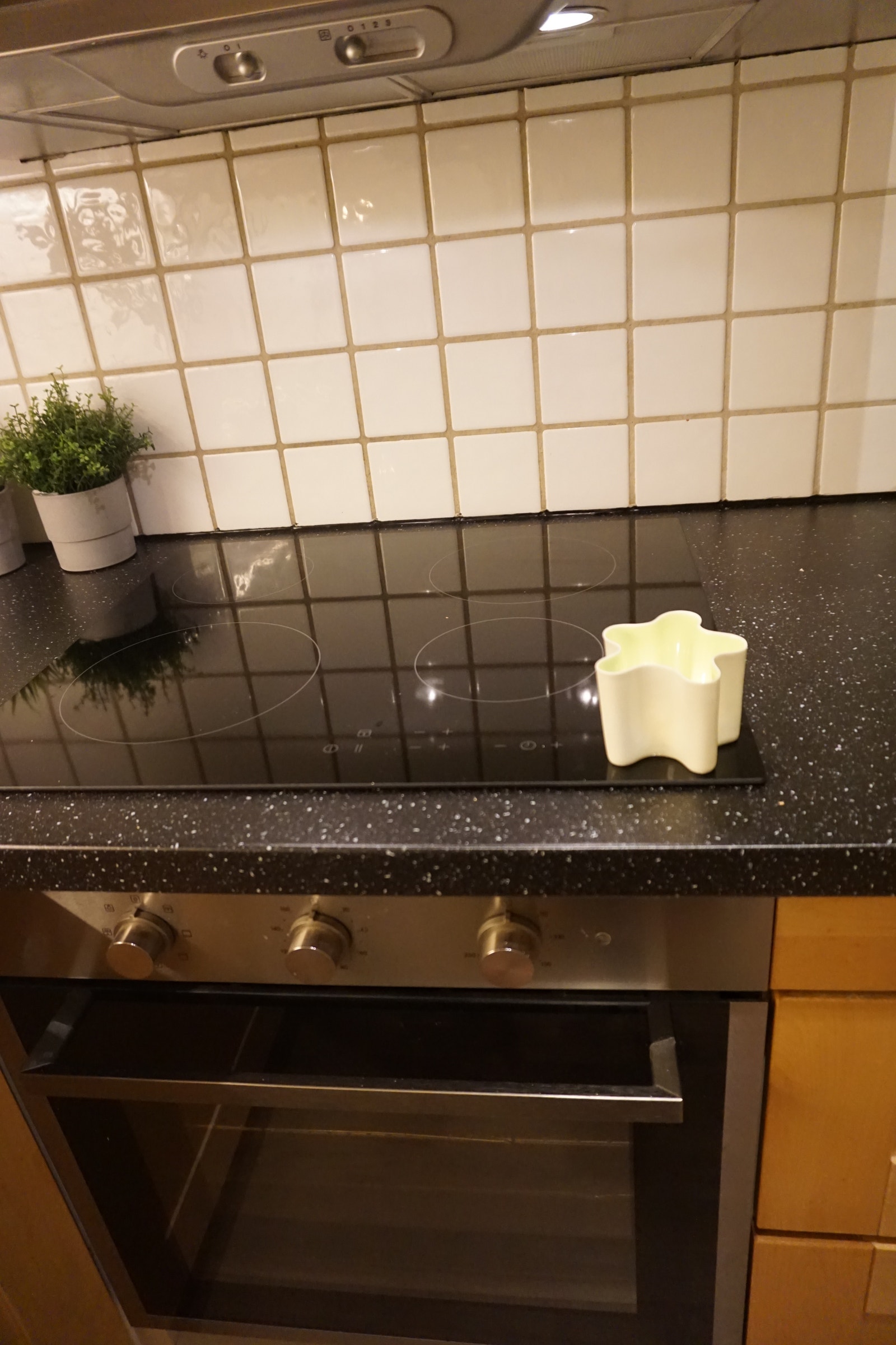Nyere pen keramisk topp til komfyr. Hvite pene fliser. Galleribilde