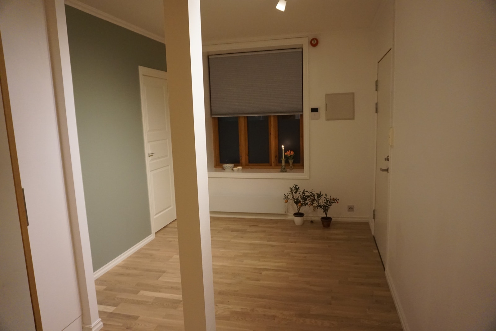 Tidsriktige overflater. 1-stavs lyst parkettgulv. Pen kontrast med grønnlig farge på vegg. Galleribilde