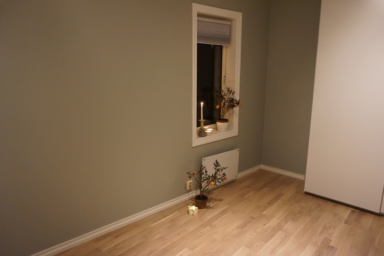 Del av lekkert og romslig hovedsoverom. Pen, nyere panelovn med glass. Galleribilde