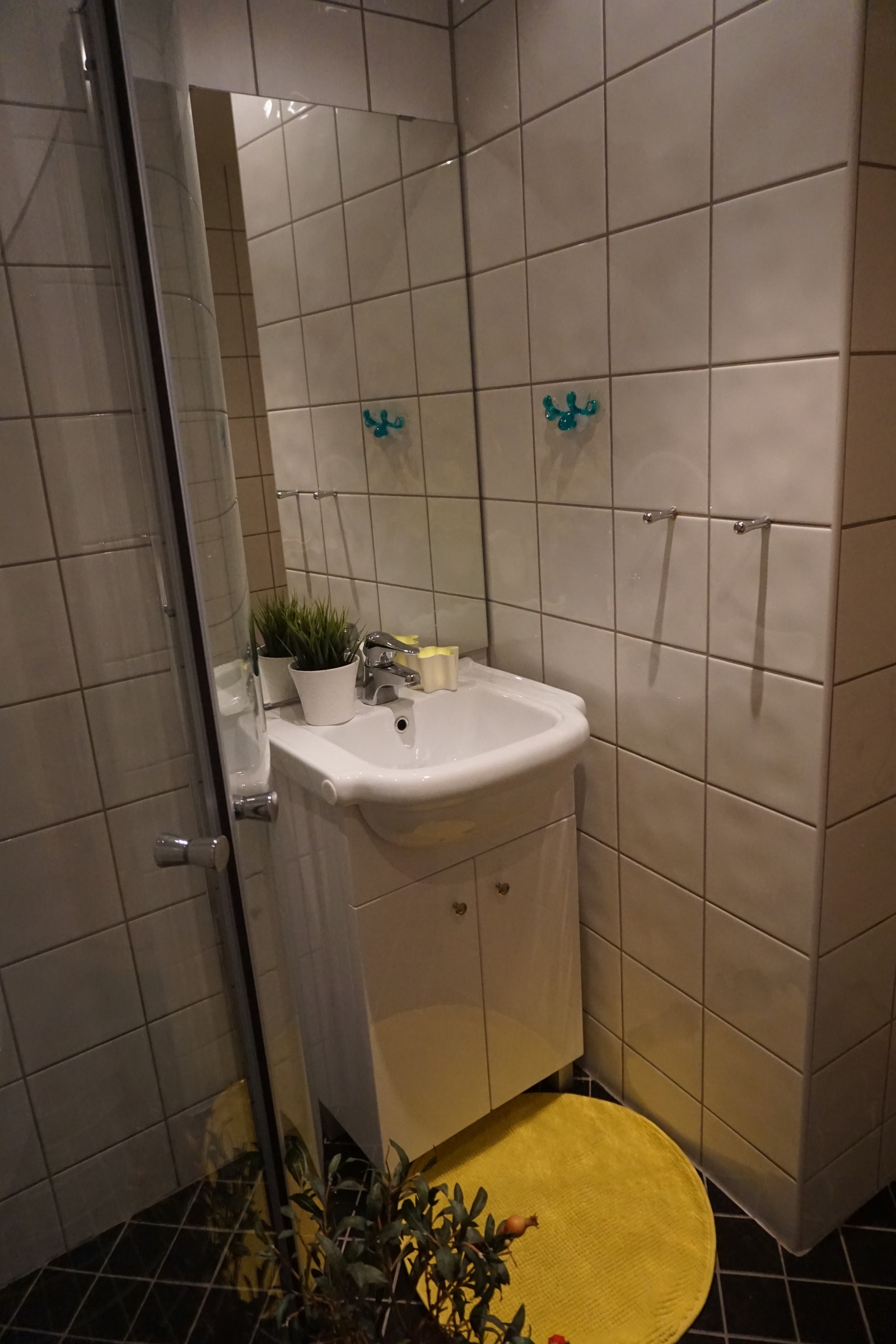 Del av lekkert helfliset bad med varmekabler. Moderne kvaliteter. Galleribilde
