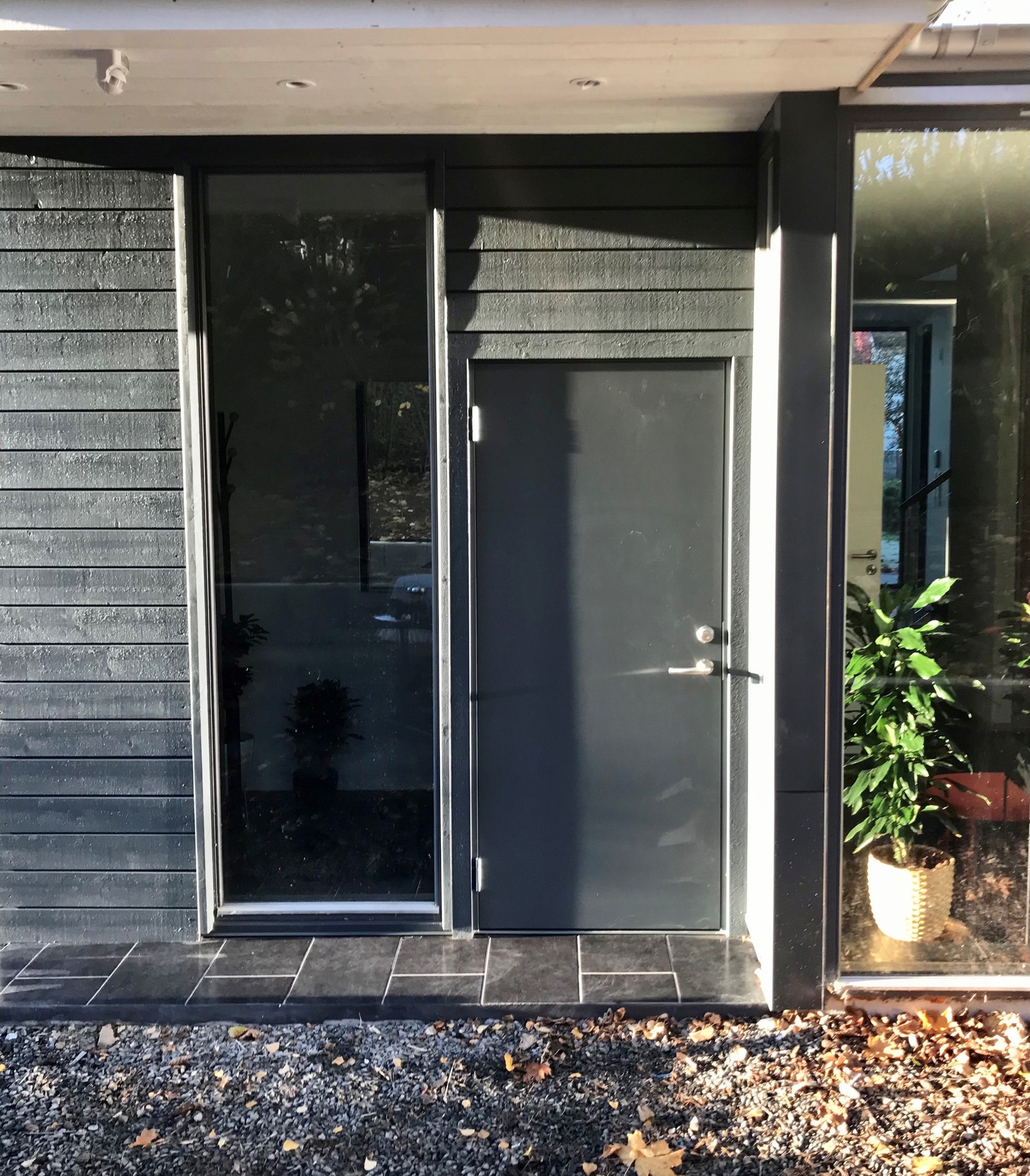 Egen inngangsdør fra uteplass Galleribilde