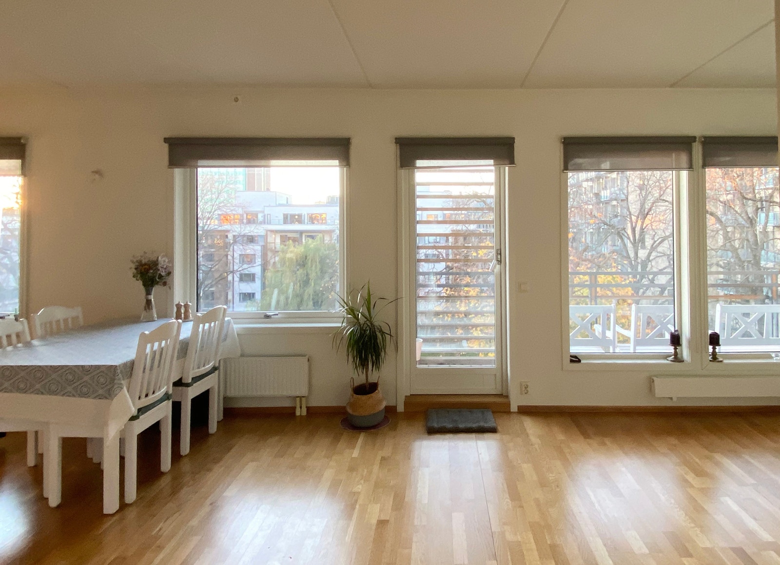 Utgang til balkong fra stue / kjøkken Galleribilde