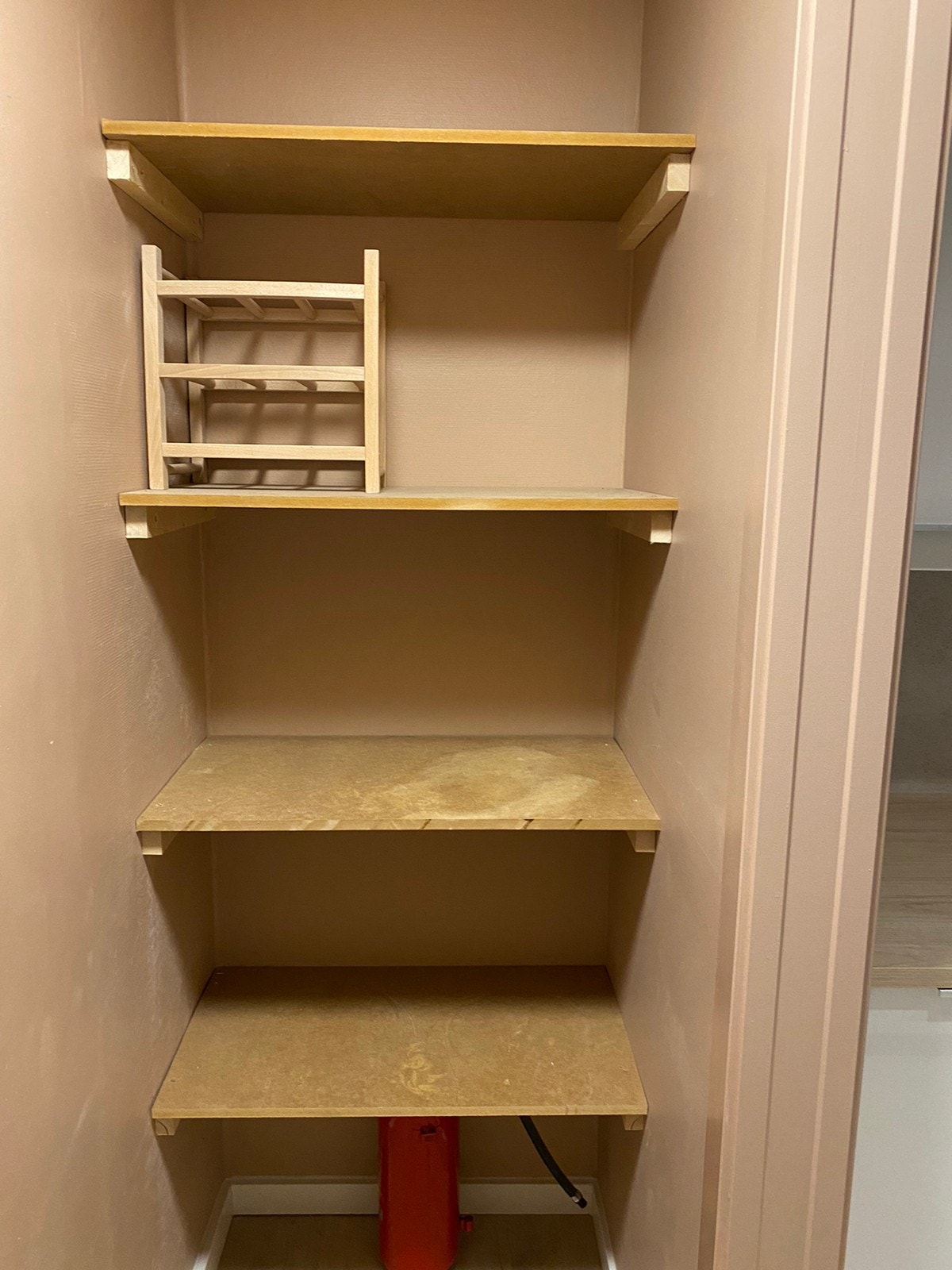 Spiskammer/innvendig bod med skyvedør fra kjøkken. Det er også satt inn et ekstra kjøleskap i boden. Galleribilde