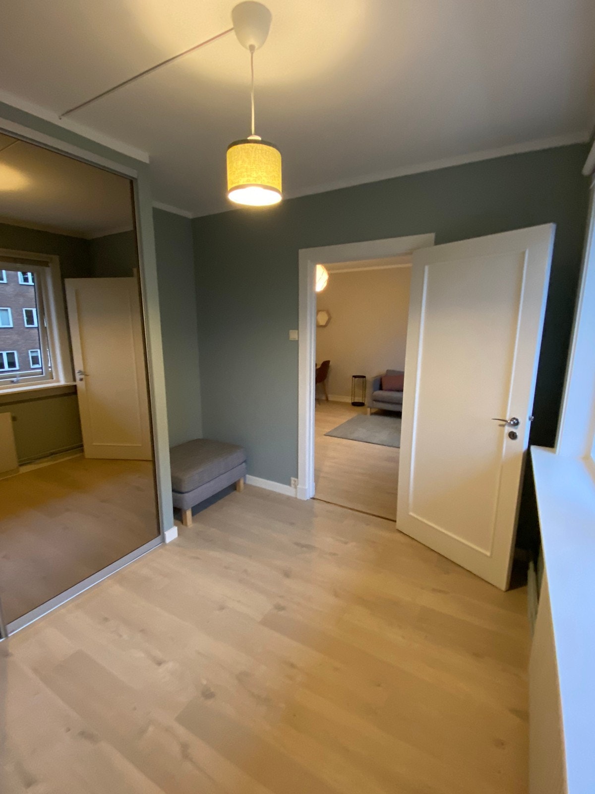 Soverom 1 med innebygd garderobeskap. Plass til stor seng og skrivepult Galleribilde