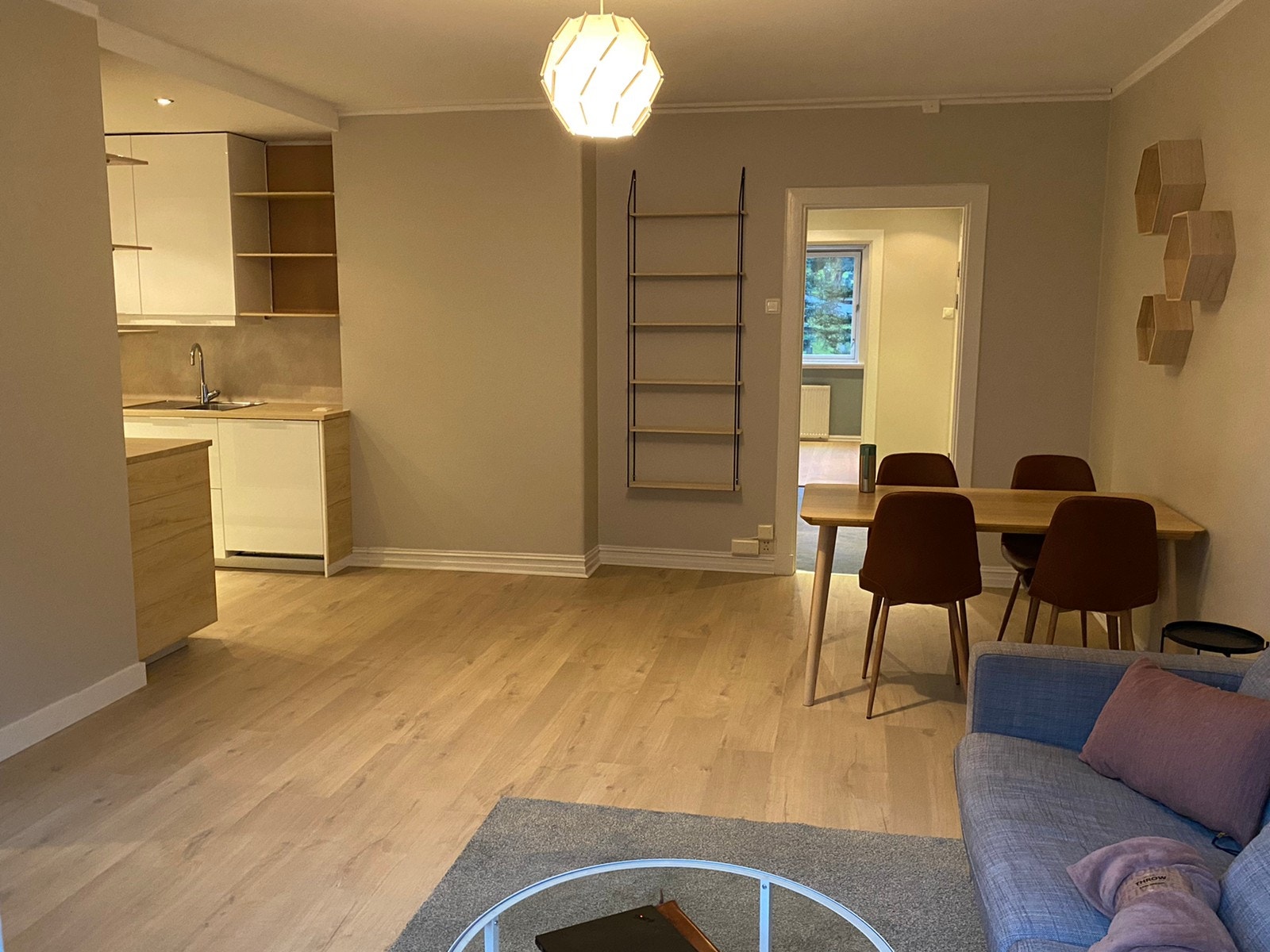 Stor stue med sofasone og god plass til spisebord Galleribilde