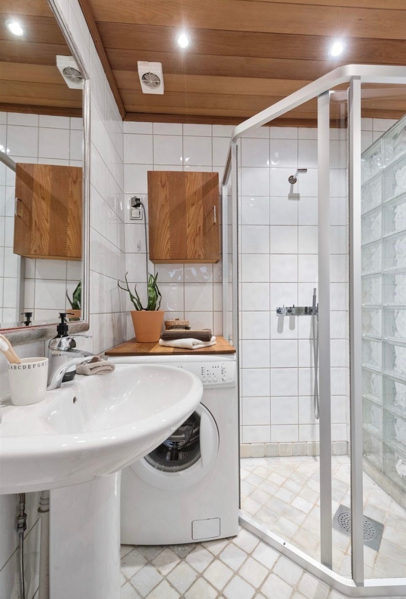 Bad med vaskemaskin og stor dusj Galleribilde