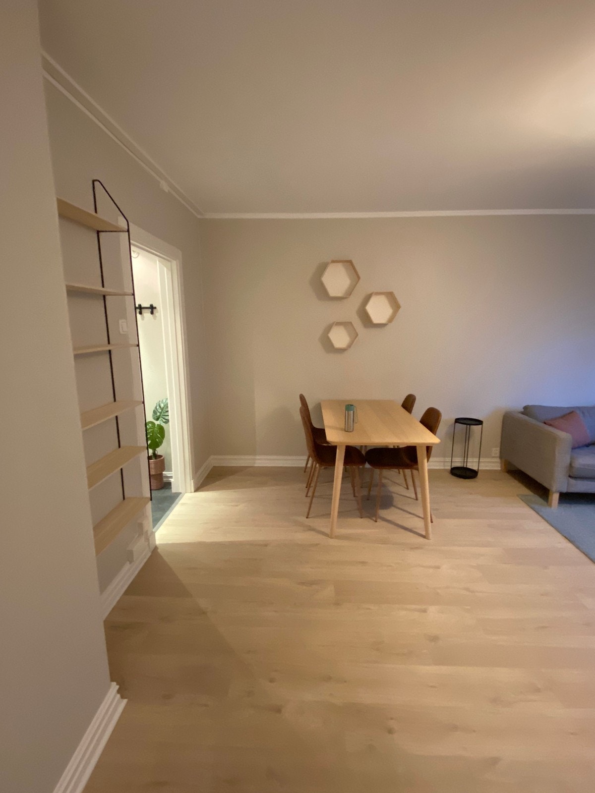 Spisebord sett fra kjøkkenet Galleribilde